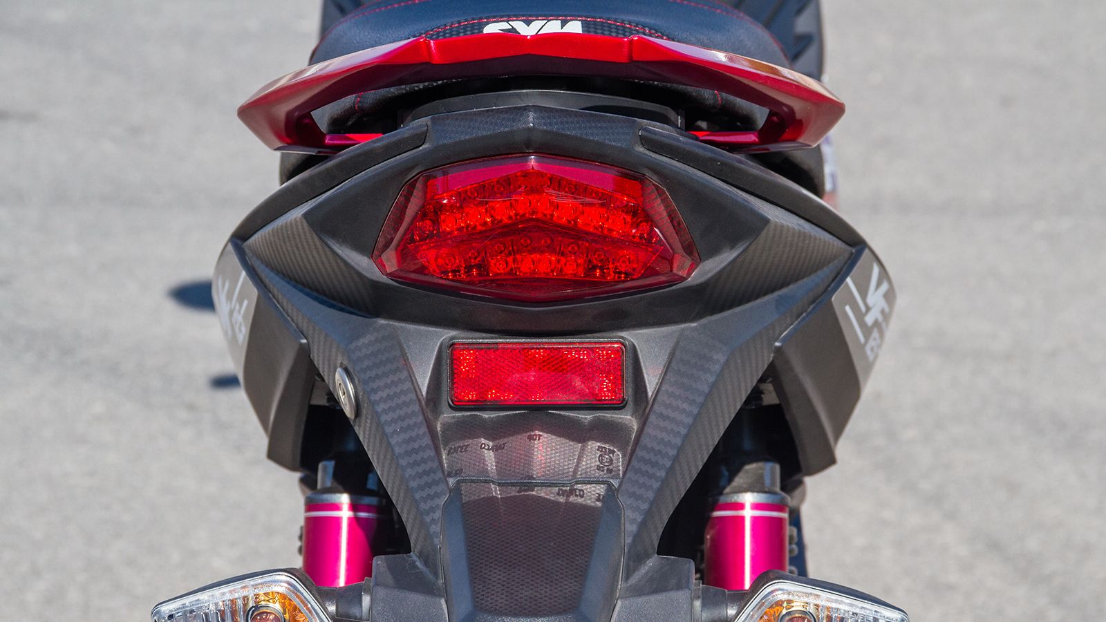  και πίσω φανάρι 28 LED, αυξάνοντας την ορατότητα και το στυλ.