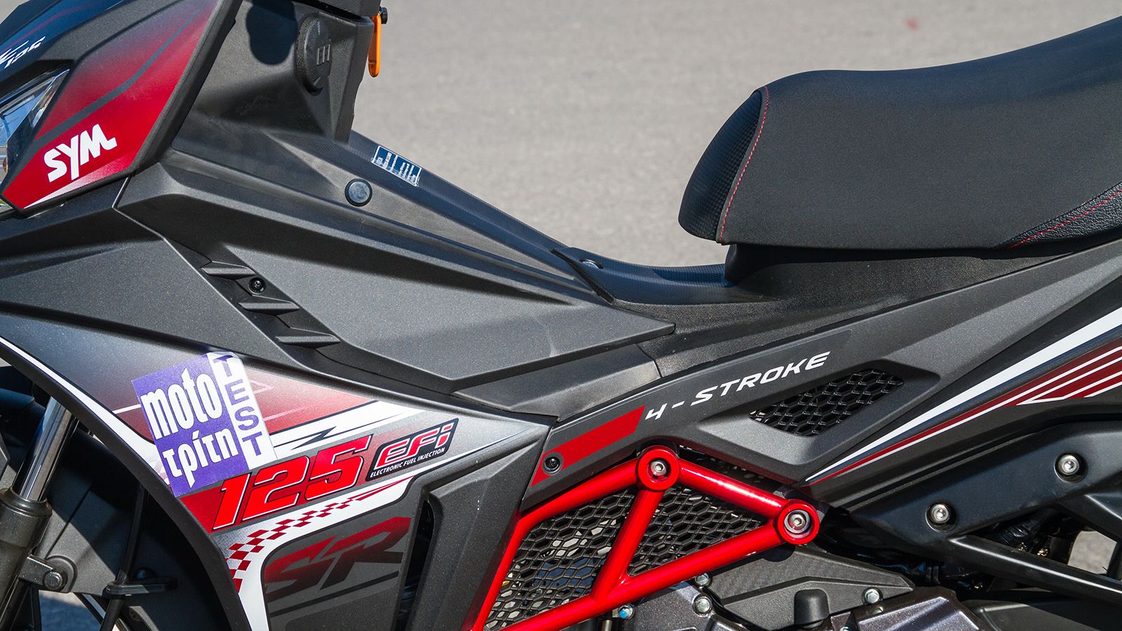 Το κιβώτιο είναι 4άρι ημιαυτόματο, η τροφοδοσία γίνεται μέσω ηλεκτρονικού ψεκασμού Keihin, ενώ η μετάδοση γίνεται με αλυσίδα