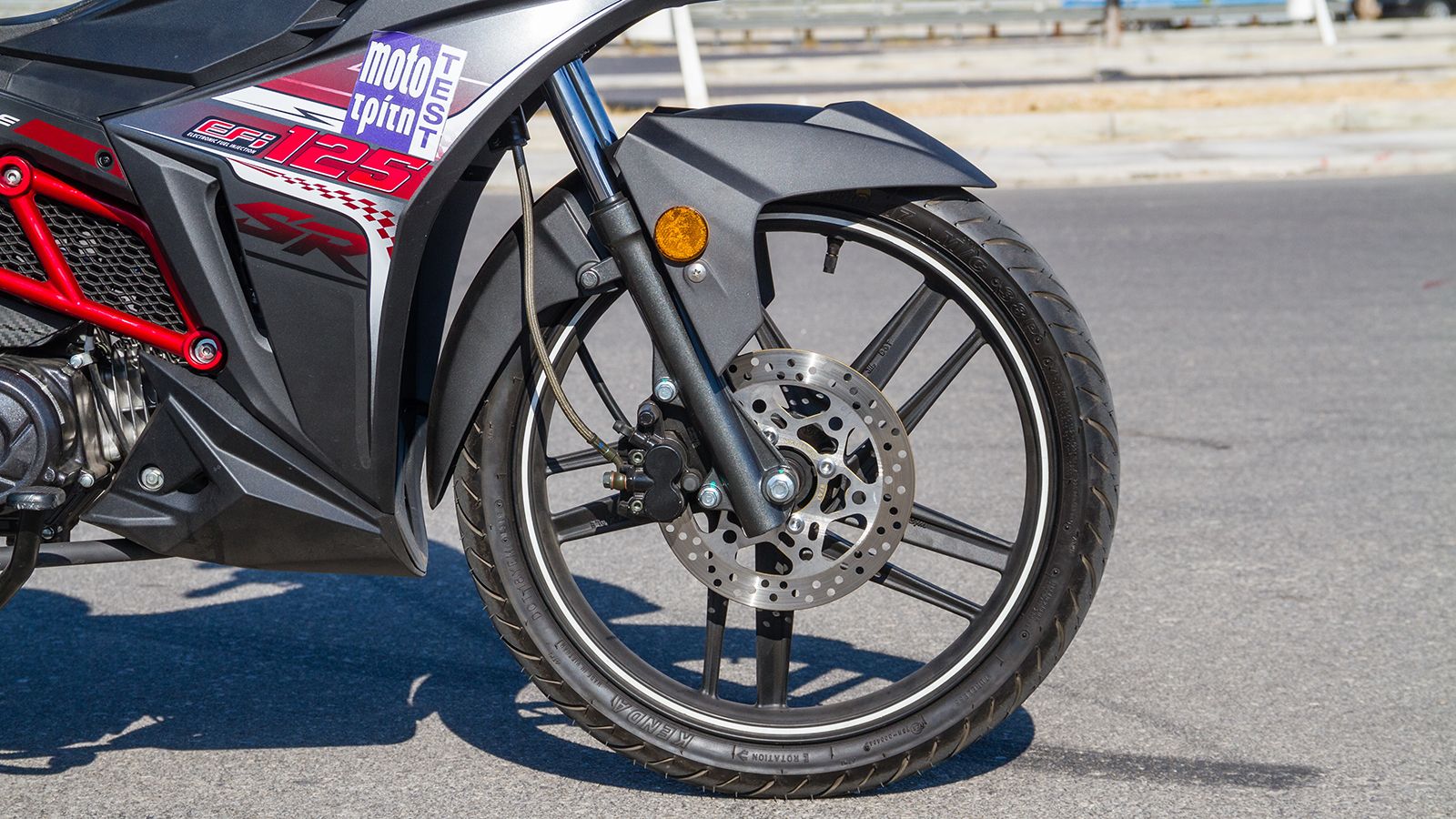 Για την πέδηση, το SYM VF 125 εξοπλίζεται με δίσκους 220 χιλιοστών εμπρός και πίσω, με διέμβολη και μονοέμβολη δαγκάνα αντίστοιχα, υποστηριζόμενα από 