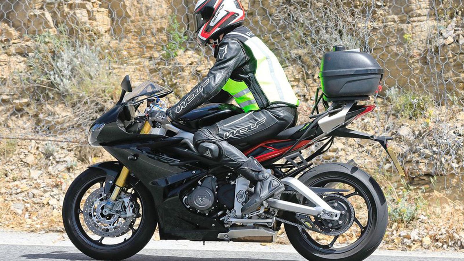 Οι νέες κατασκοπευτικές εικόνες για το Daytona 765 της Triumph