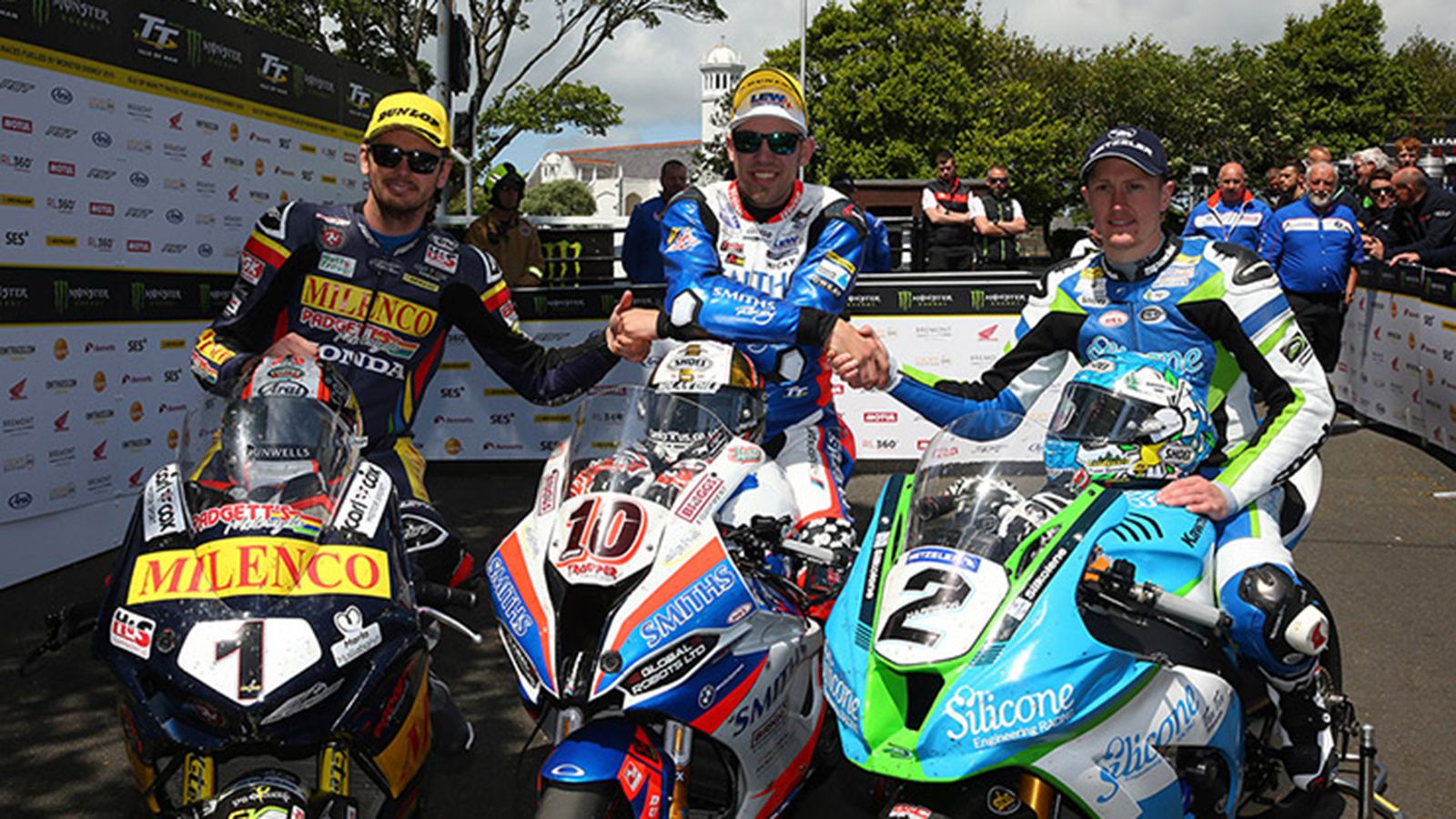 Από αροστερά προς τα δεξιά: Conor Cumminns, Peter Hickman, Dean Harrison. 