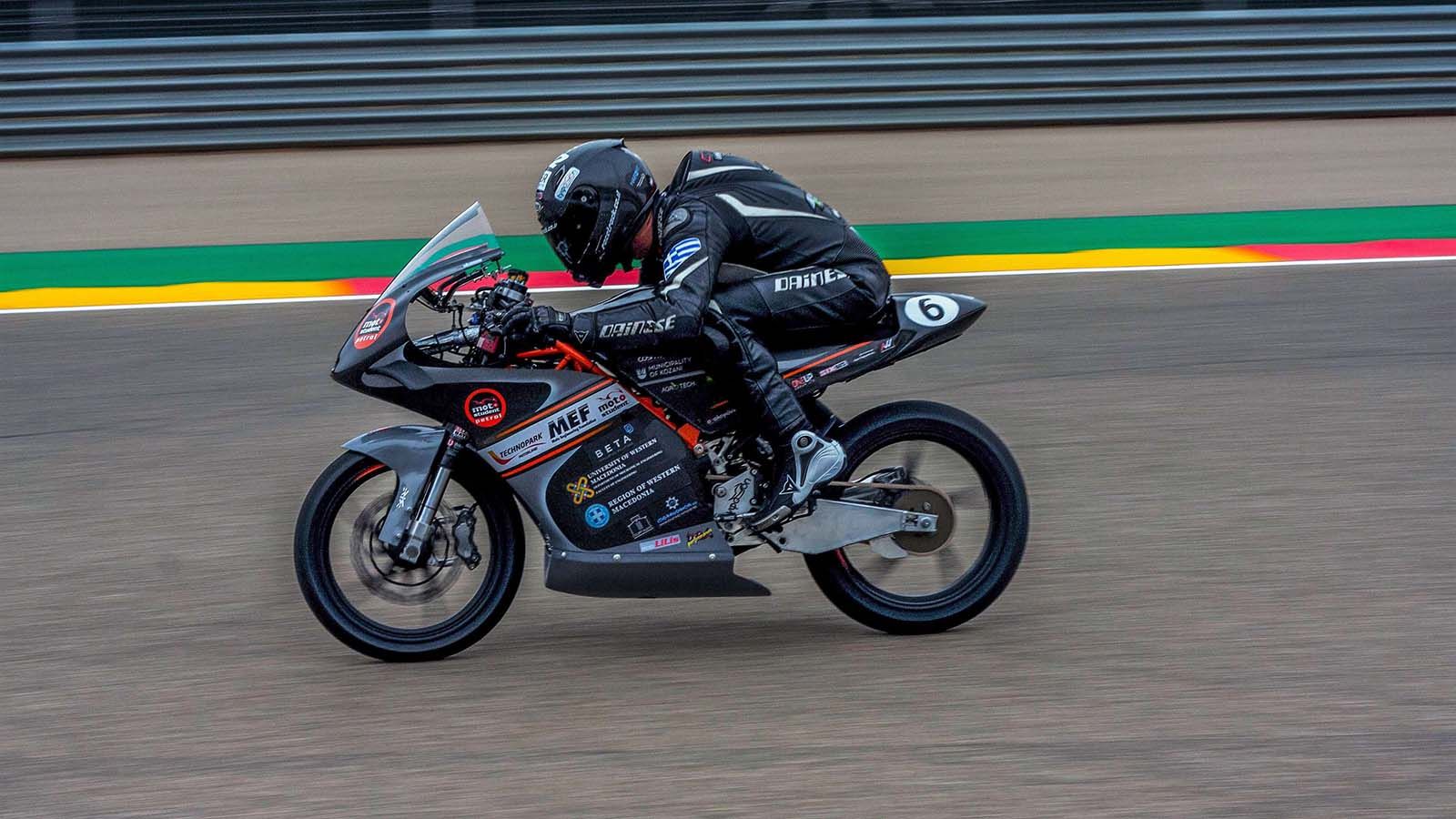 Φωτό της Tyφoon Motoracing κατά την διάρκεια αγώνα. 