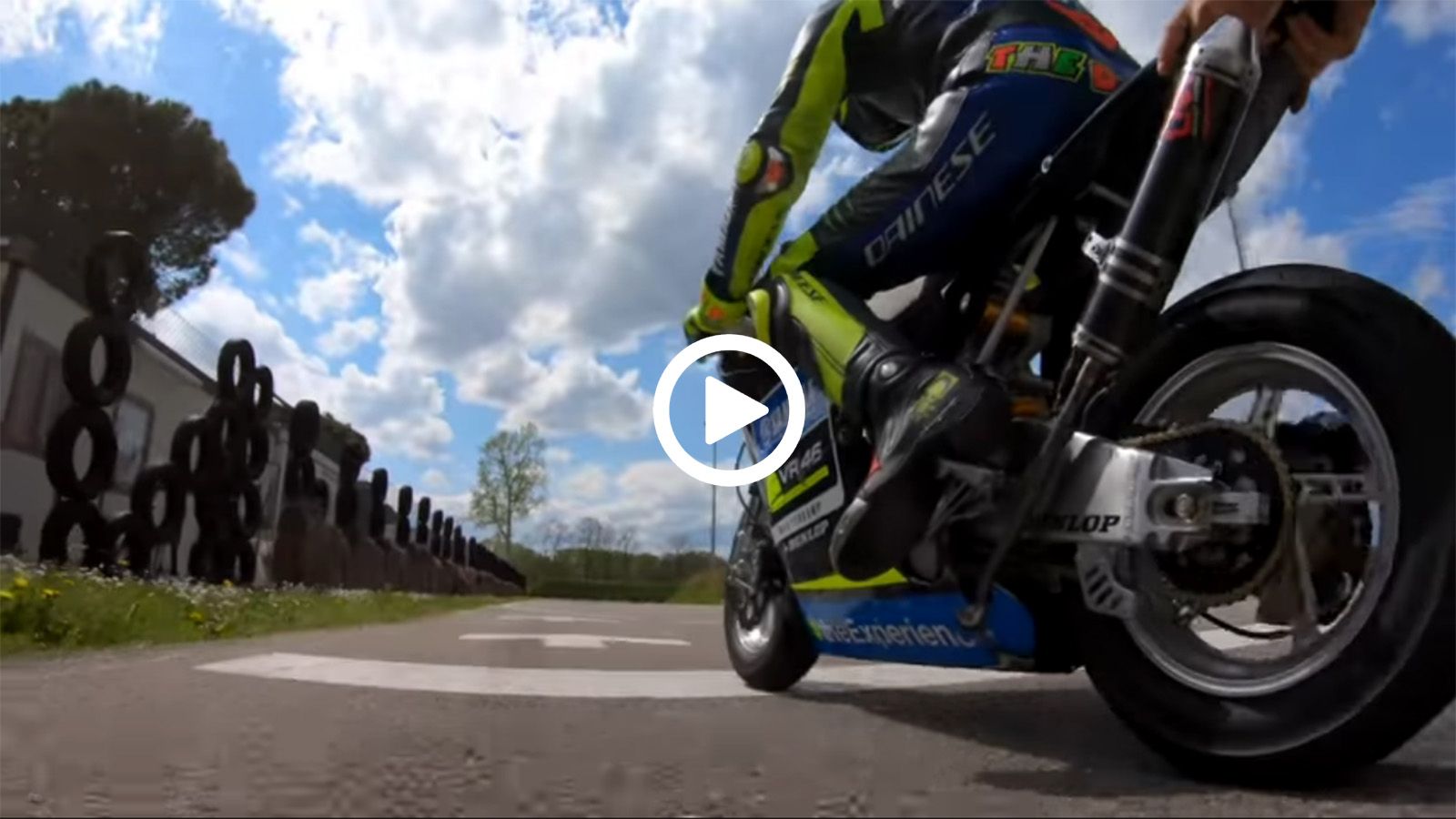 O Rossi προπονείται με mini moto