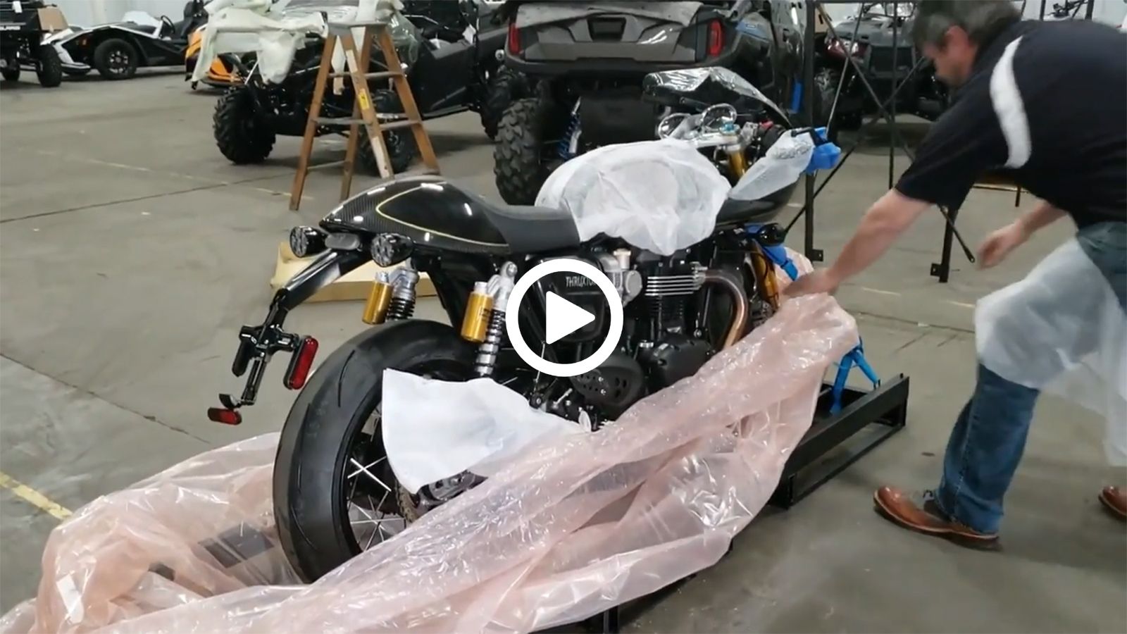 Unboxing μιας ολοκαίνουργιας Thruxton TFC