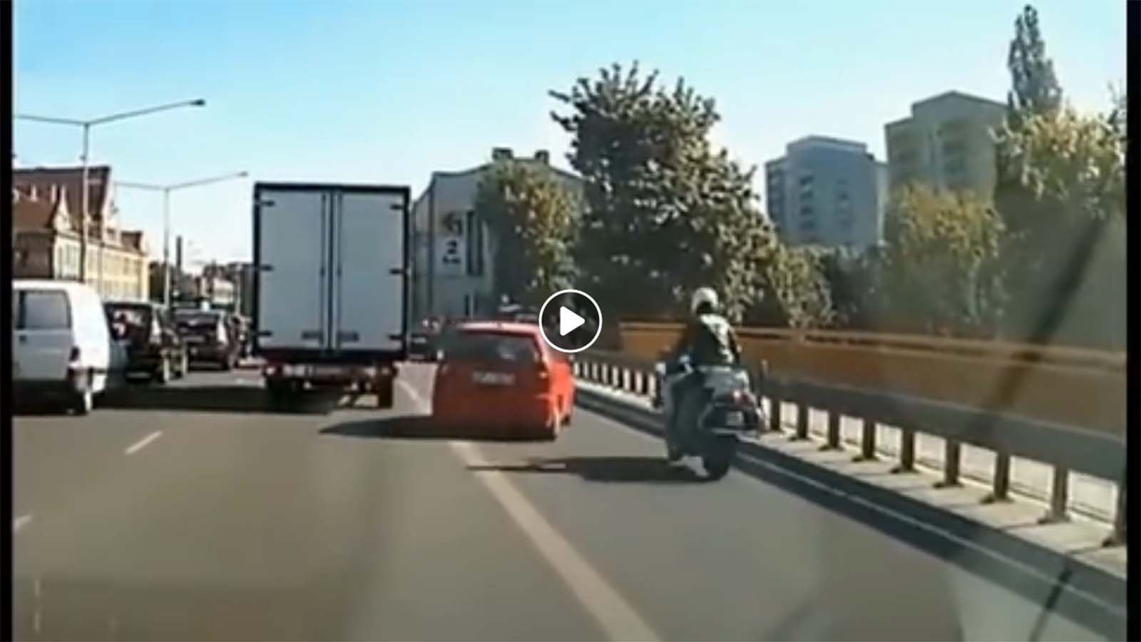 Αυτοκίνητο πέφτει πάνω σε 2 αστυνομικούς! 