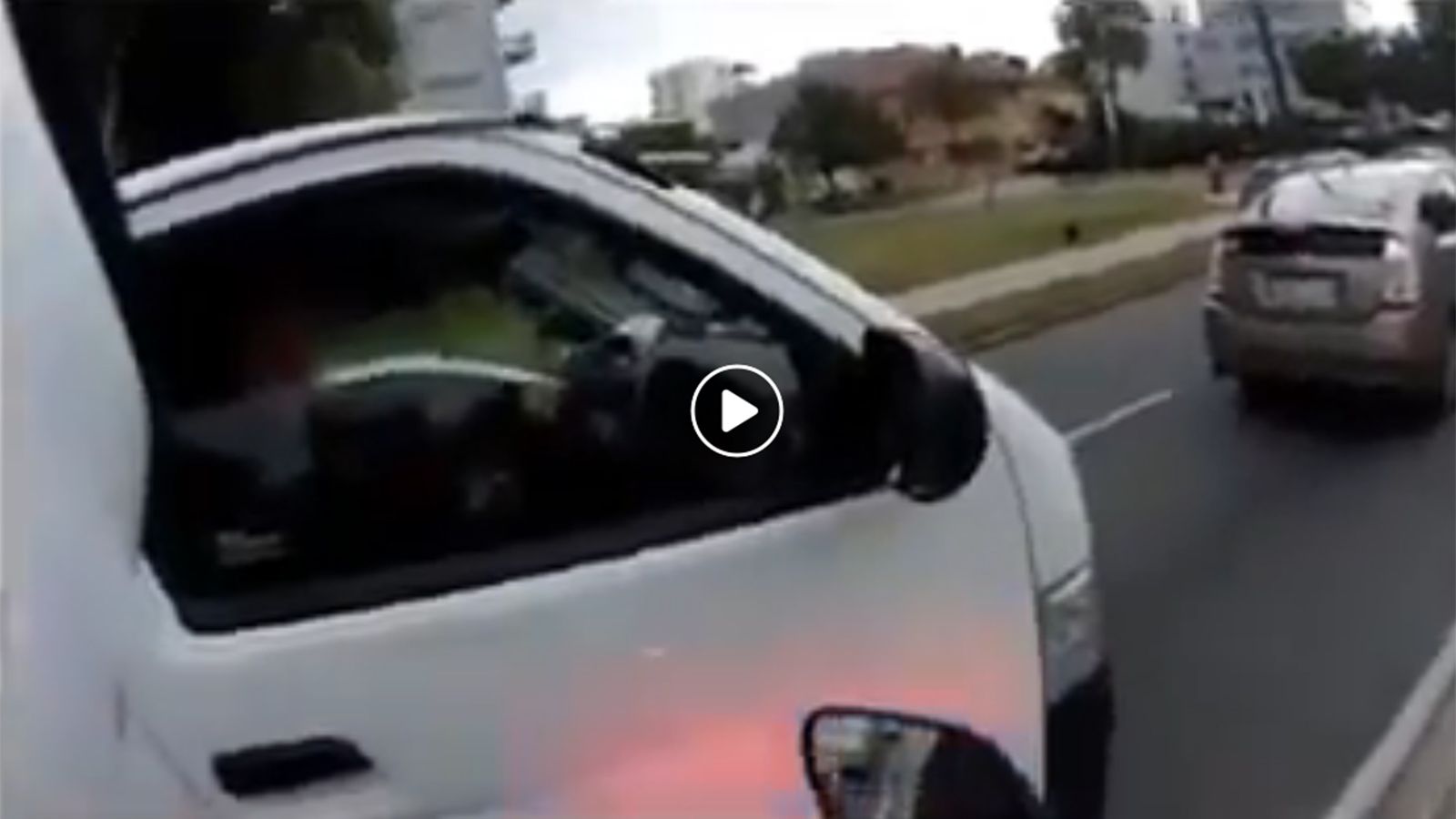 Αστυνομικός με μοτοσυκλέτα τσακώνει οδηγούς με κινητό! 