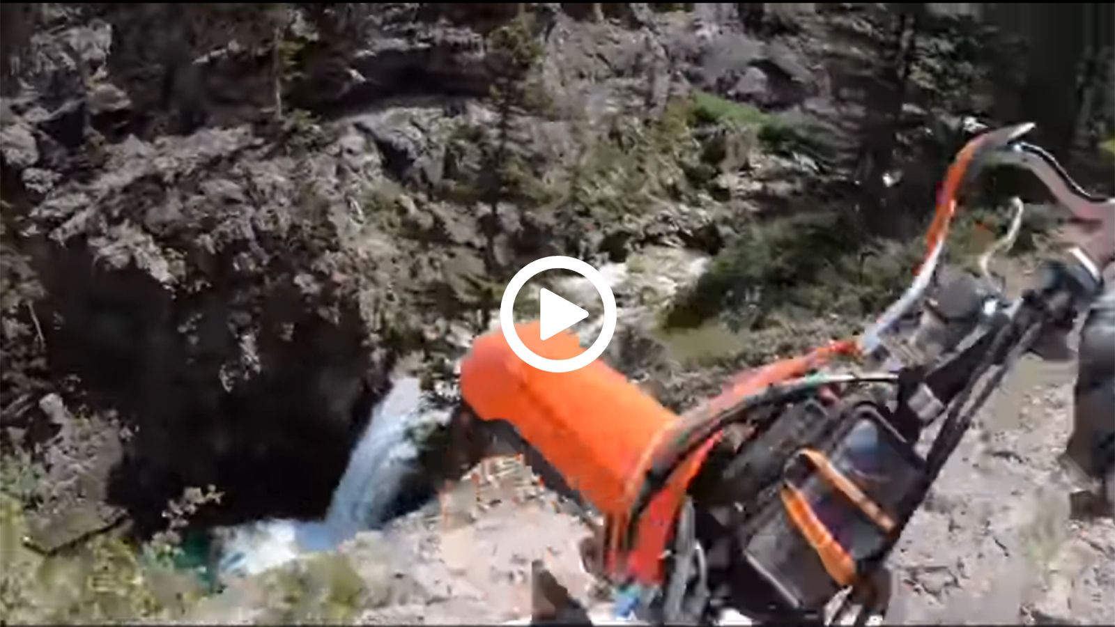 Ανατριχιαστική πτώση αναβάτη σε enduro