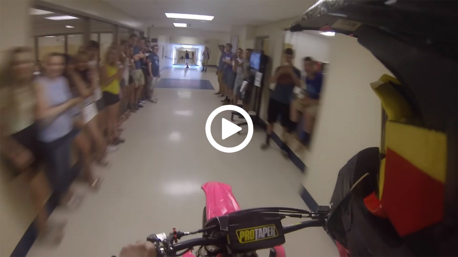 Αμερικανός μπουκάρει με μοτοσυκλέτα σε σχολείο 