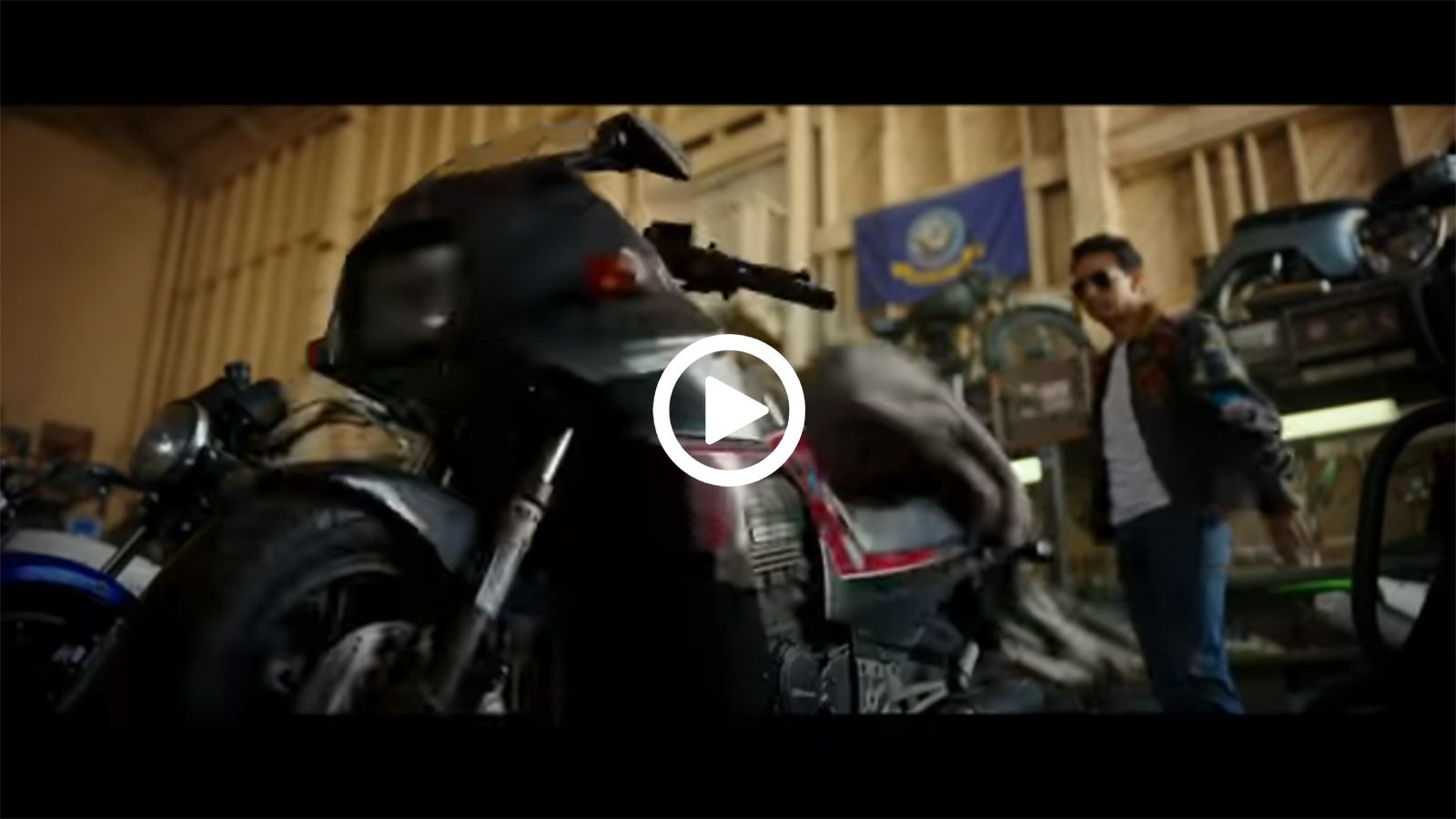 Ο Tom Cruise καβαλά ξανά την Kawasaki GPZ900
