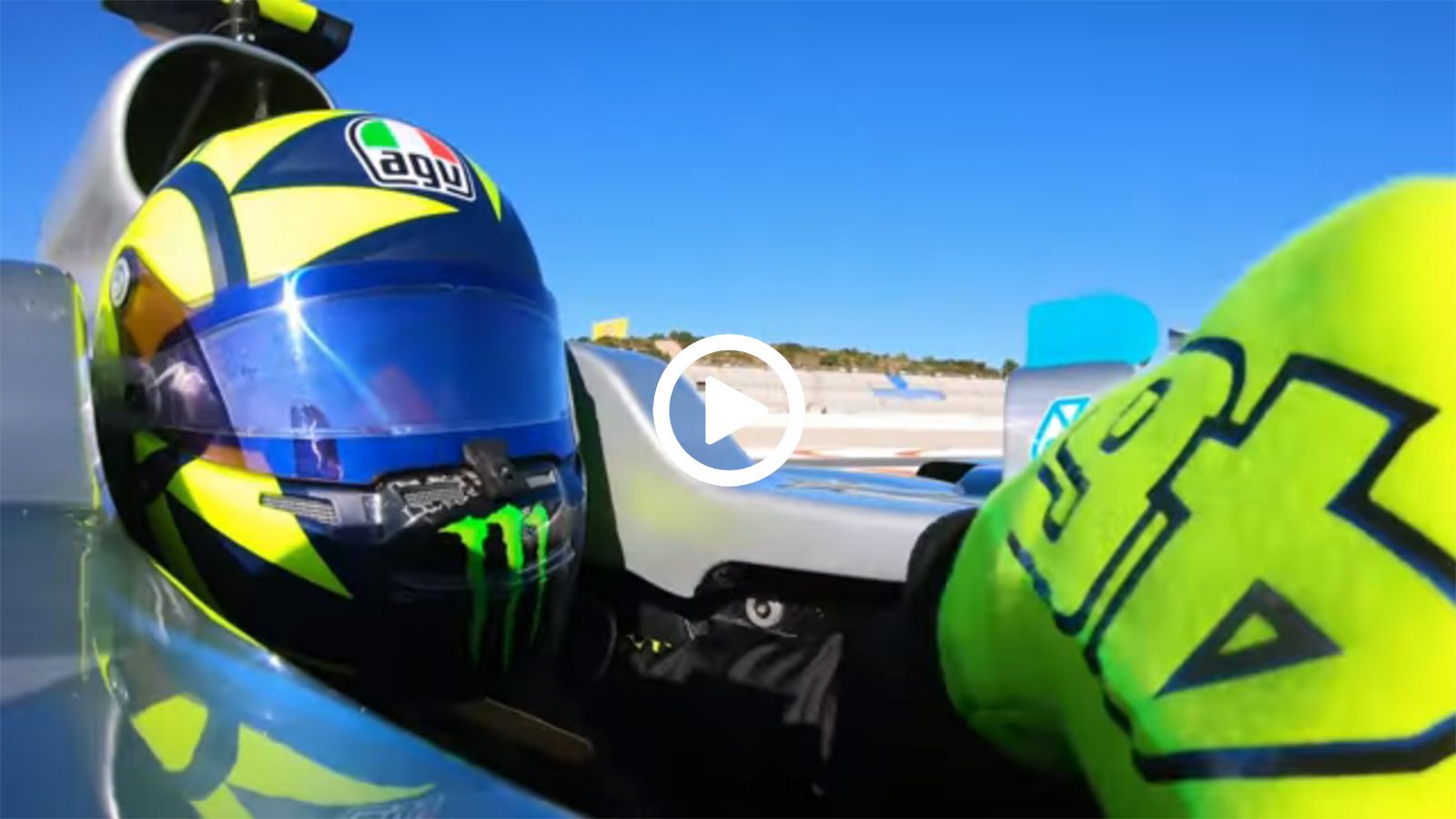 O Valentino Rossi στο τιμόνι του μονοθεσίου της Mercedes