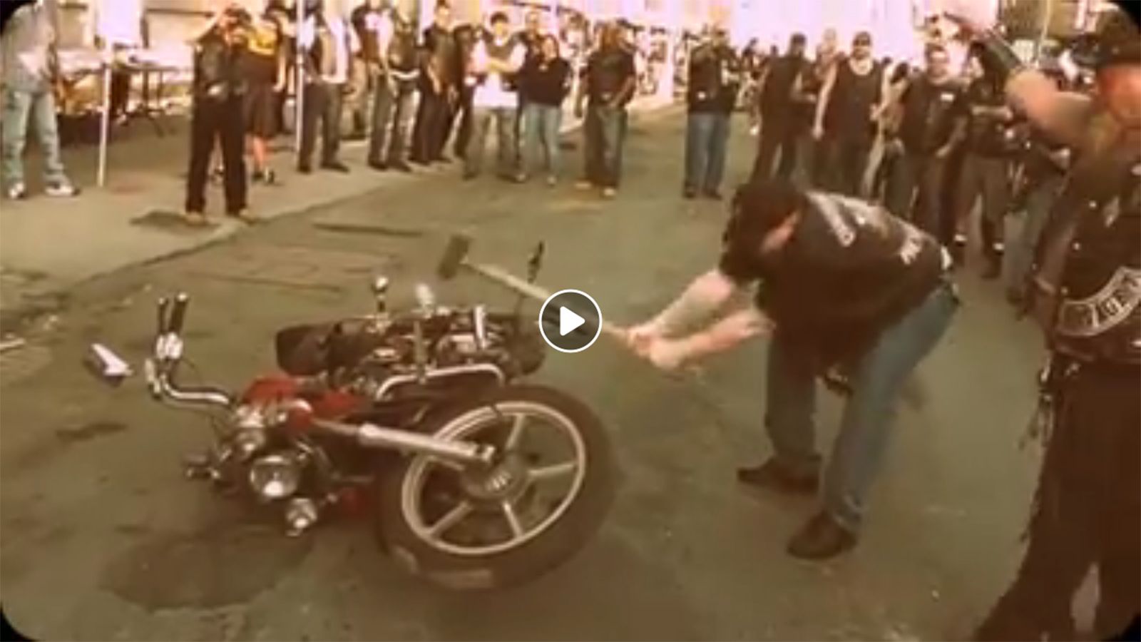 Συμμορία ανεγκέφαλων καταστρέφουν μοτοσυκλέτα