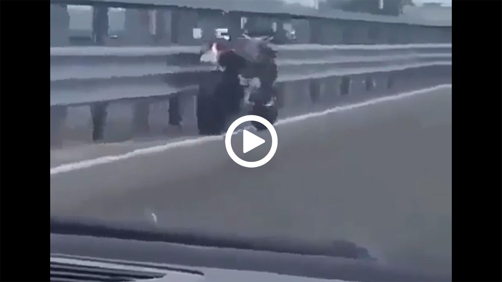 Μοτοσυκλέτα... βολτάρει μόνη της