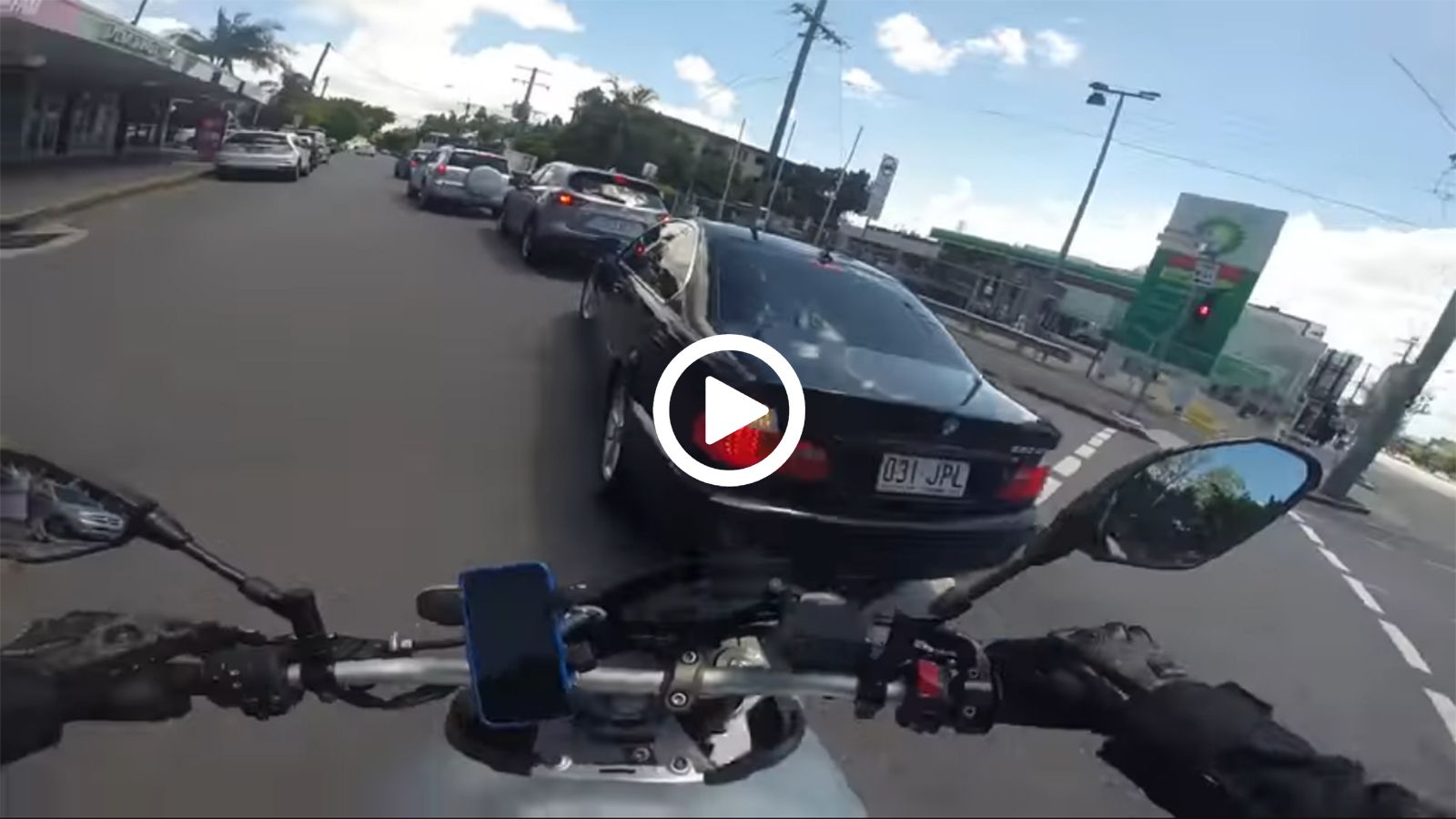 Αναβάτης χαζεύει τα κορίτσια, πέφτει πάνω σε αμάξι