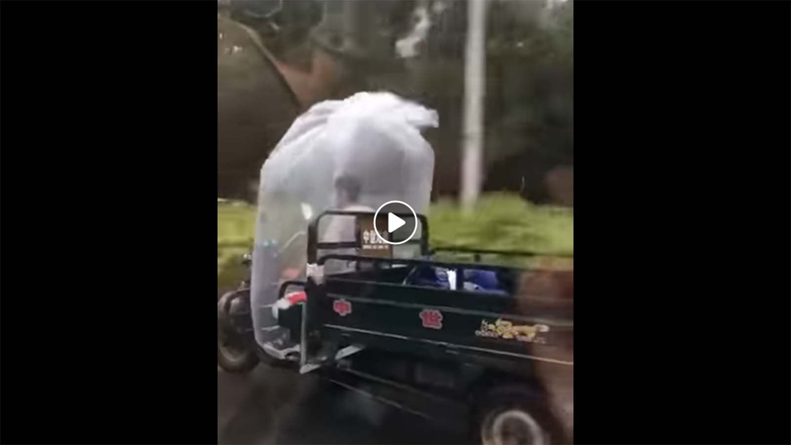 Όταν το αδιάβροχο σου...πέφτει λίγο μεγάλο