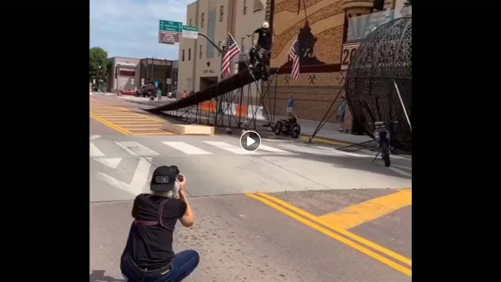 Τρομακτική τούμπα stunter από τα 3 μέτρα!