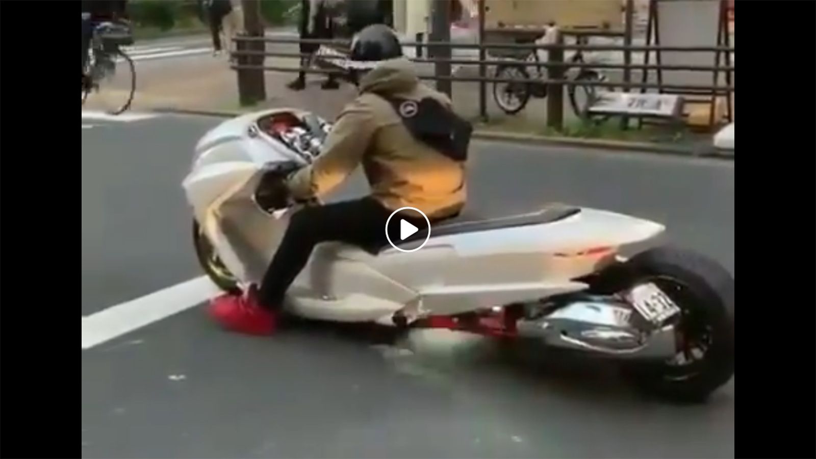 Όταν έχεις scooter αλλά θέλεις cruiser