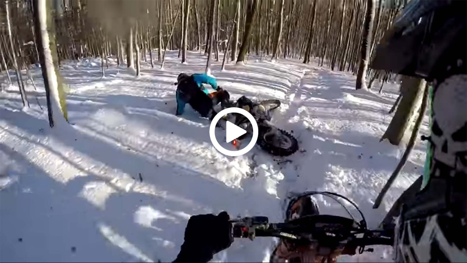 Συλλογή από χιονισμένα off-road τουμπίδια