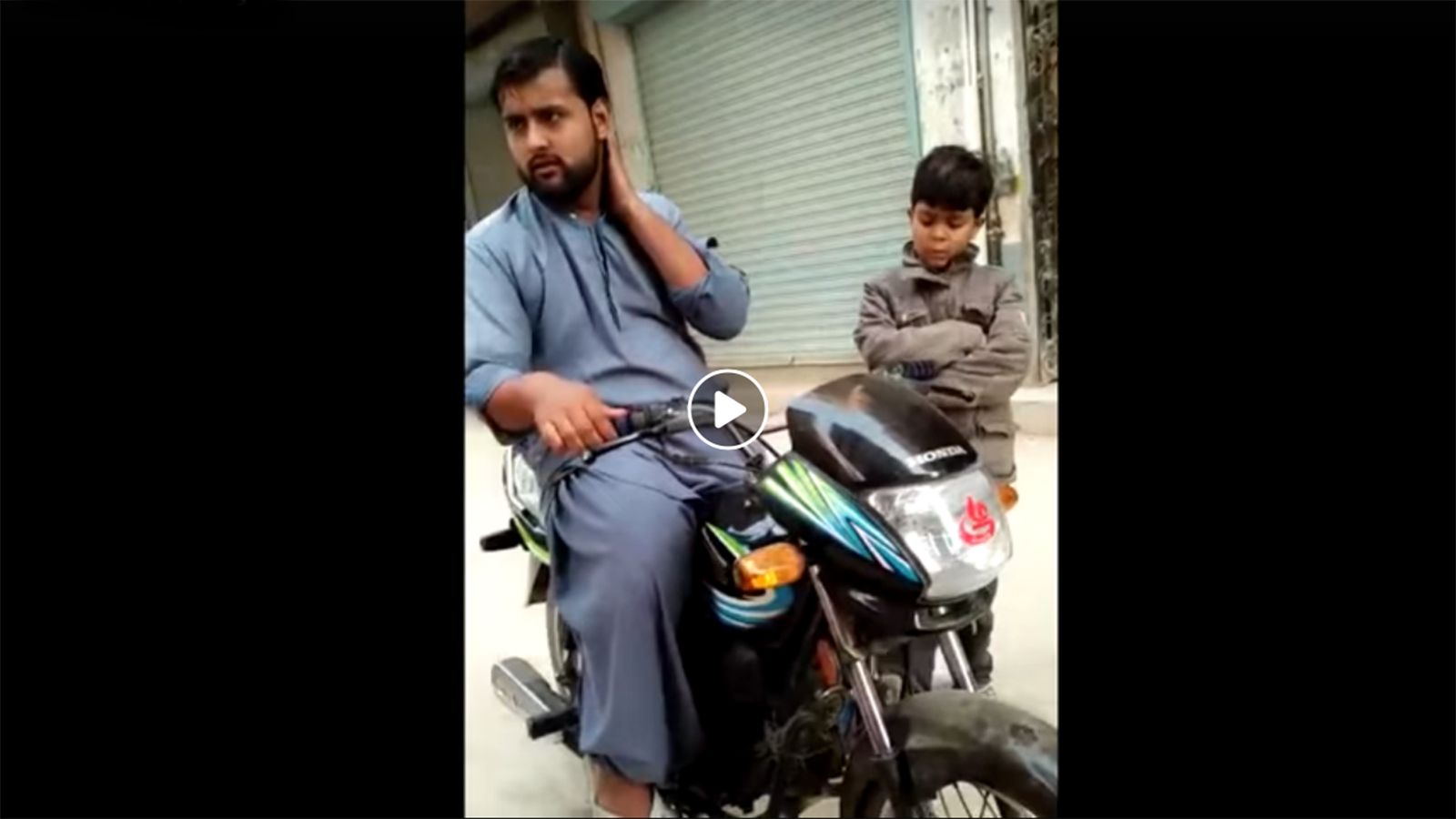 Πιτσιρικάς χαλάει την πόζα αναβάτη με τον πιο αστείο τρόπο