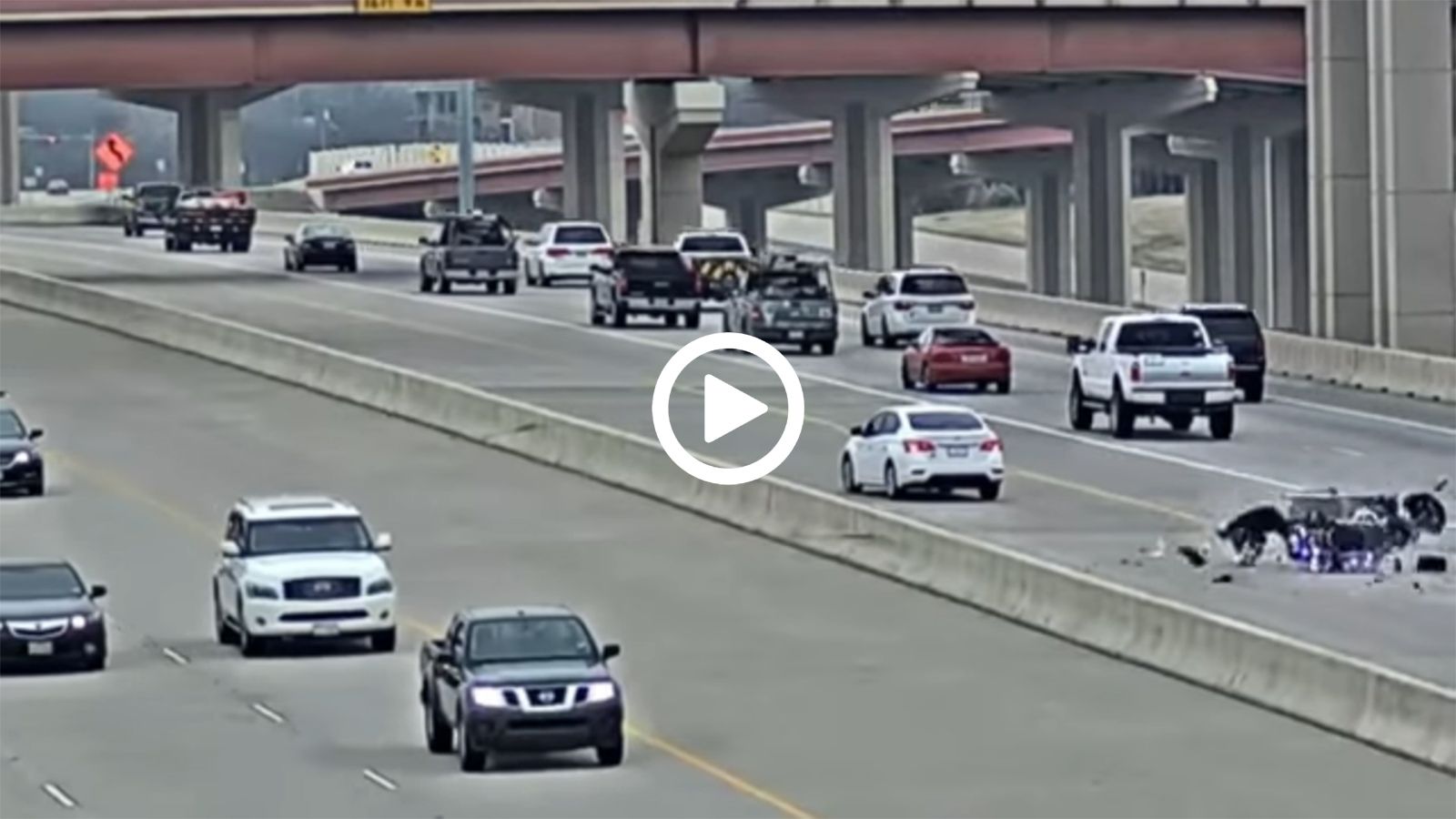 Αστυνομικοί με μοτοσυκλέτες πέφτουν ο ένας στον άλλο! 