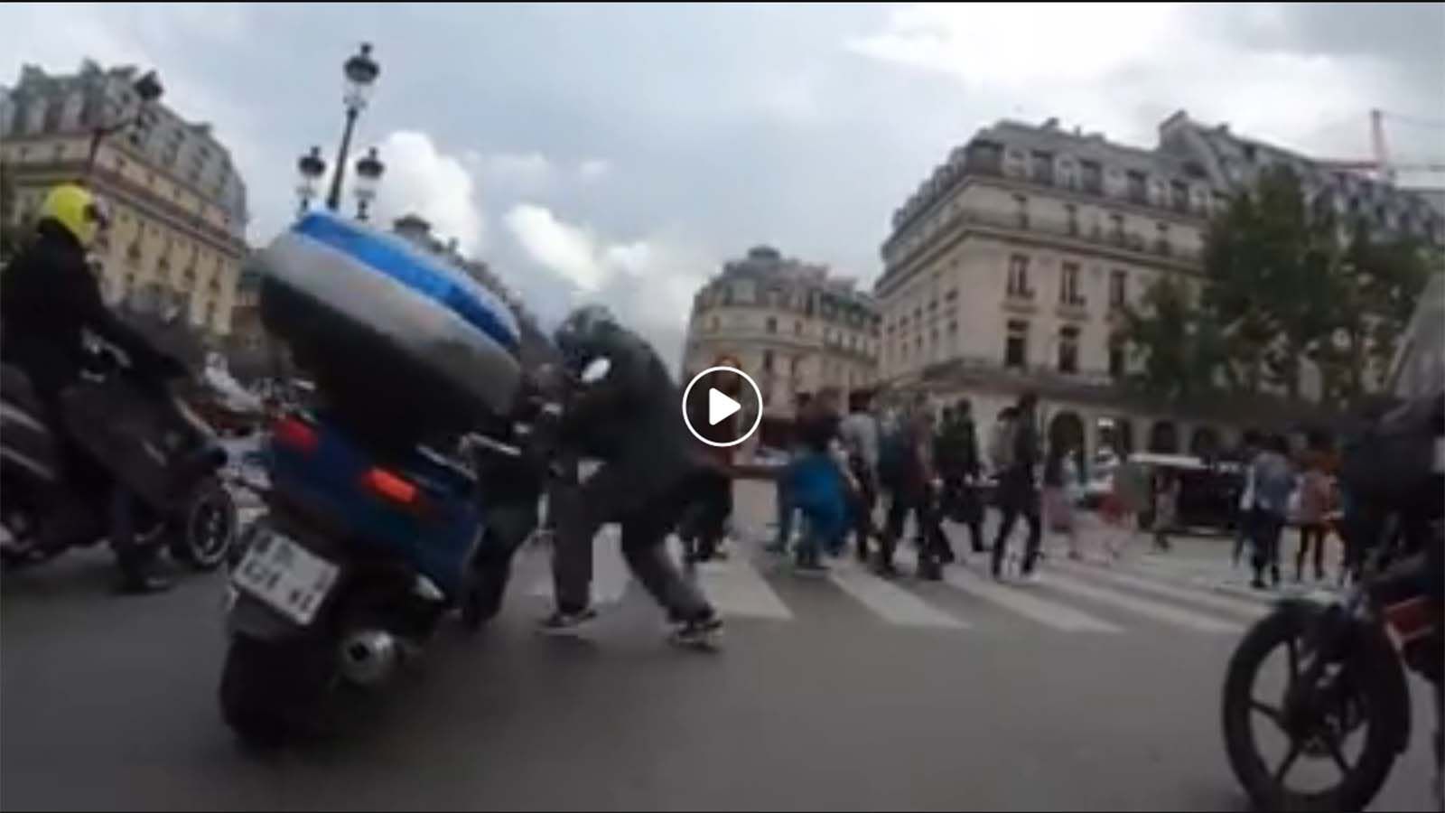 Αναβάτης εκτοξεύει το scooter του στον κόσμο