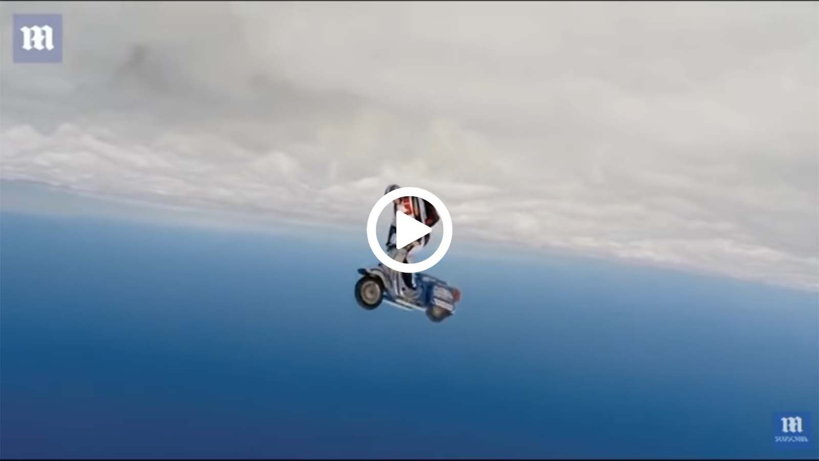 Αναβάτης βουτά από αεροπλάνο...με την Vespa! 