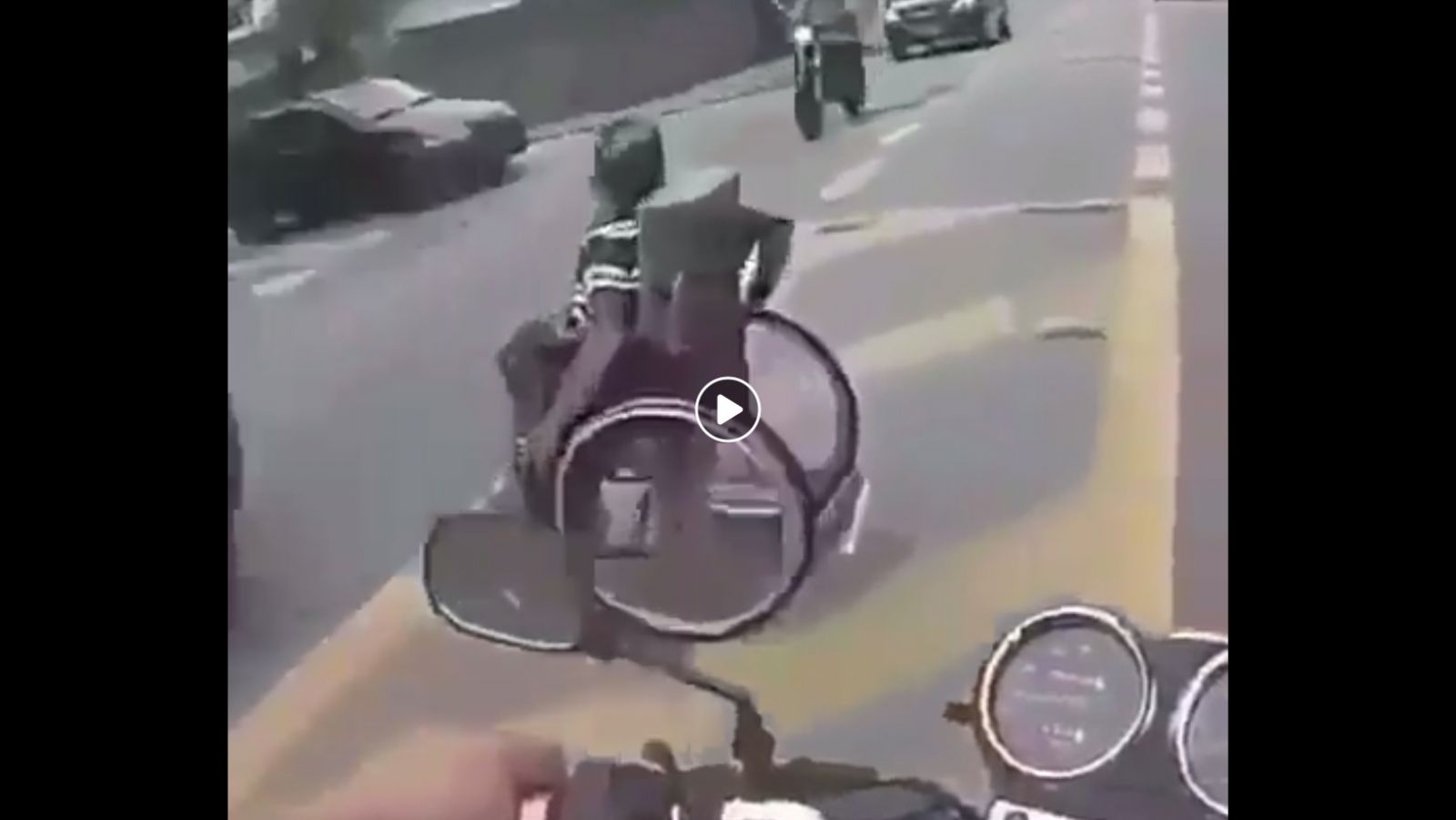 Αναβάτης «ανοίγει δρόμο» σε χρήστη αμαξιδίου