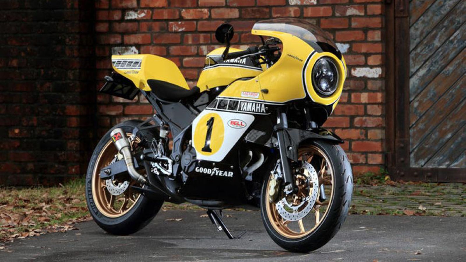 To R3 φορώντας το fairing της GG Retrofitz.