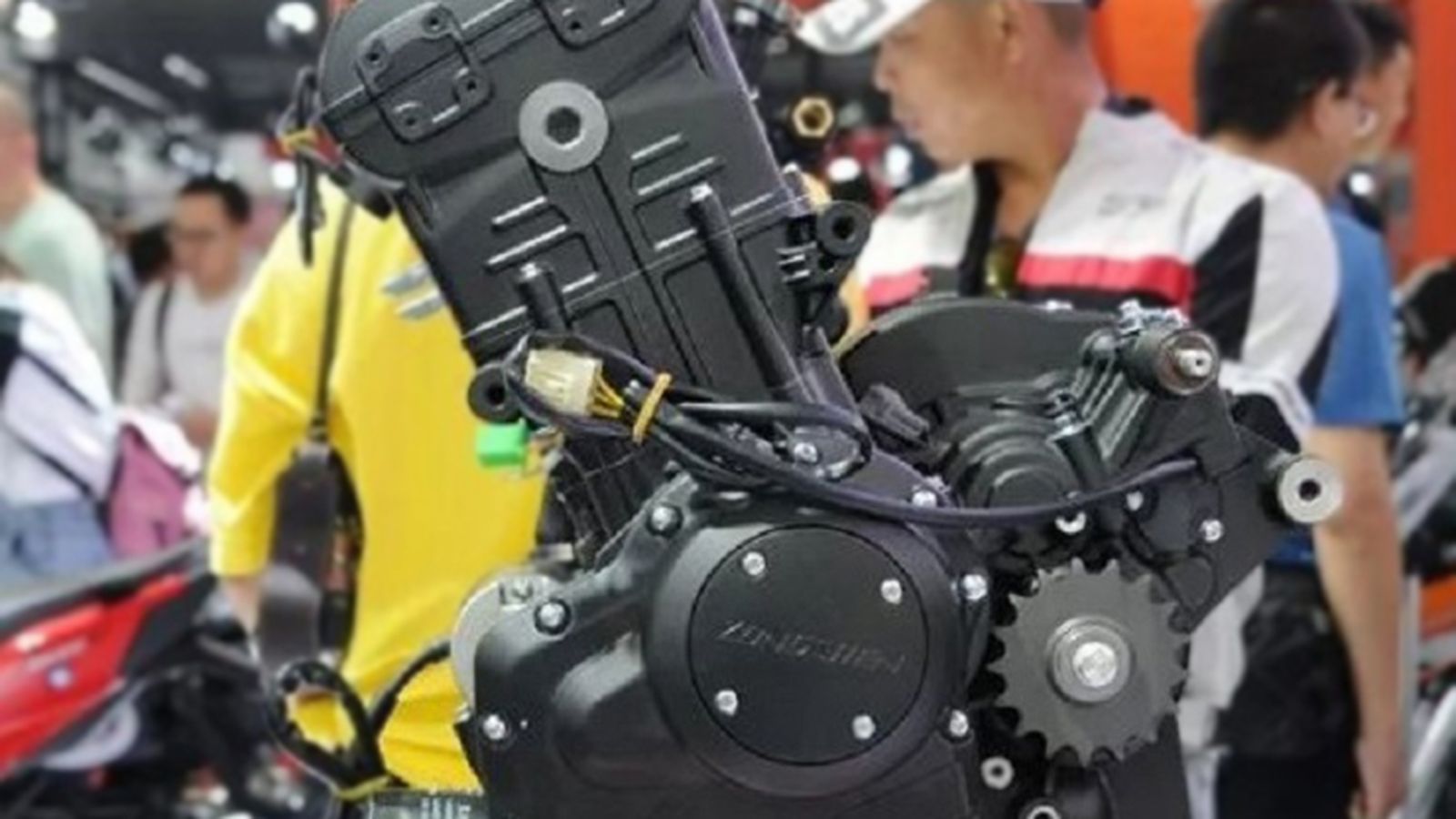 Αυτός είναι ο νέος κινητήρας, στο σταντ της έκθεσης στην οποία εμφανίστηκε. 