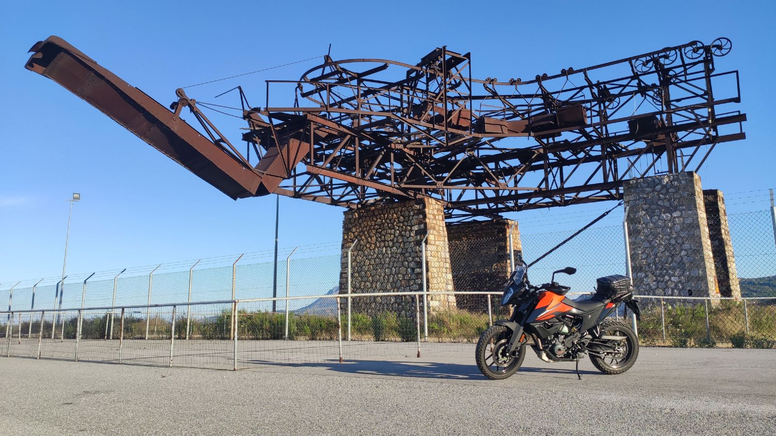 Ο “Ρίχτης” στο λιμάνι της Κύμης που φόρτωνε λιγνίτη στα πλοία.