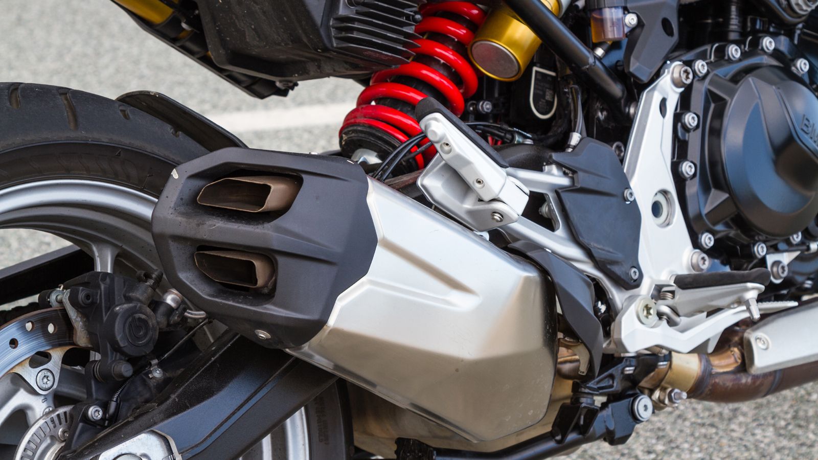 Οι Euro 5 προδιαγραφές συνοδεύονται συνήθως από μεγάλα και κακόγουστα τελικά. Στην περίπτωση όμως του XR, οι μηχανικοί της BMW πέτυχαν κορυφαίο αισθητ