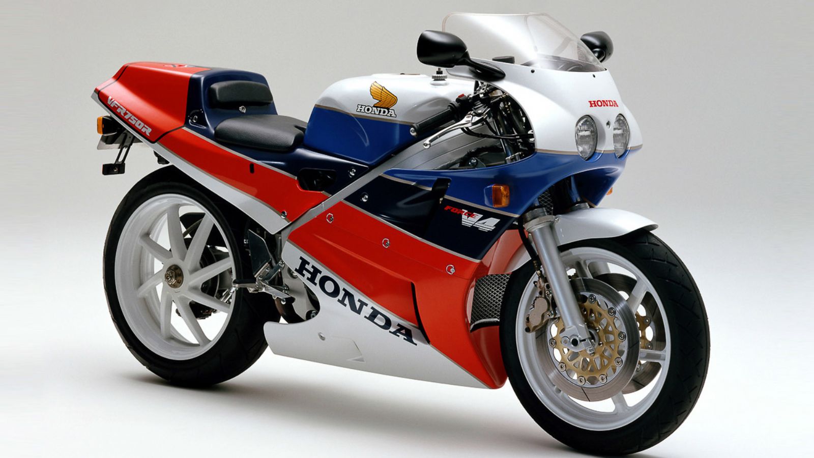Τα Honda RC30 παίρνουν μια ακόμη ένεση ζωής από την ίδια την Honda, όπως όλα δείχνουν! 