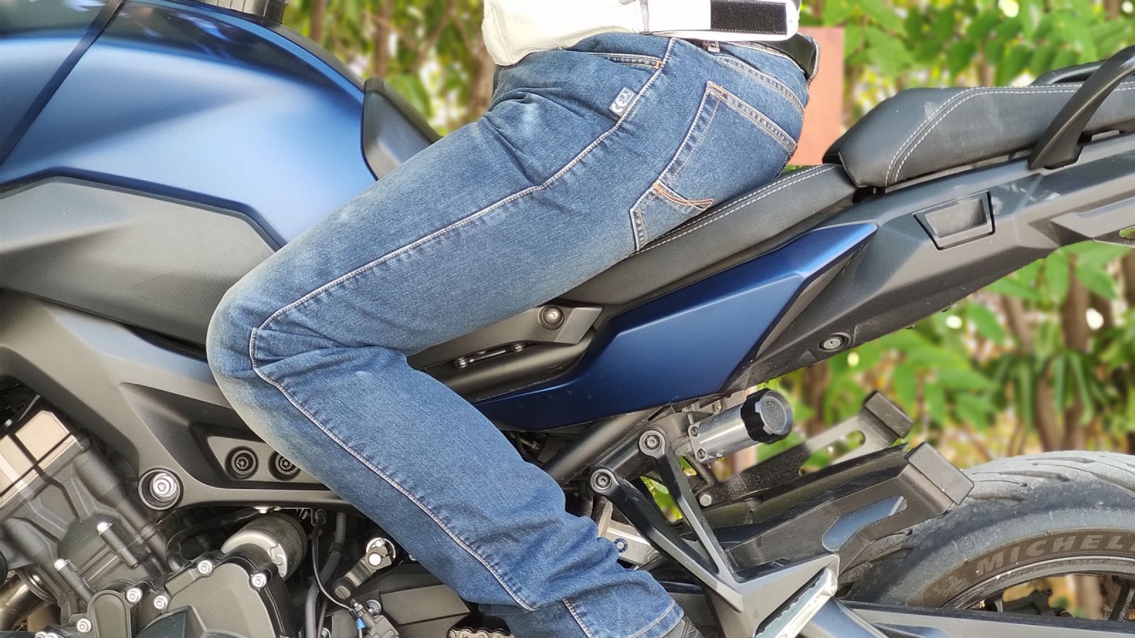 Τα προστατευτικά στα γόνατα ρυθμίζονται ως προς το ύψος σε δυο θέσεις.