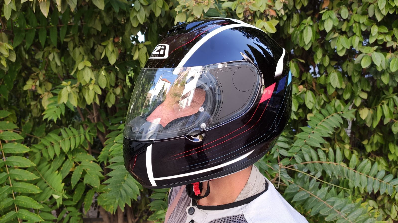 Ο σχεδιασμός του θυμίζει κράνη προηγούμενων δεκαετιών.