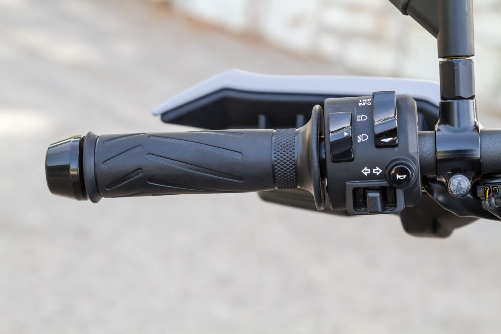 Οι εναλλαγές των ενδείξεων στην οθόνη γίνονται από ένα κουμπί στην αριστερή μεριά του τιμονιού.