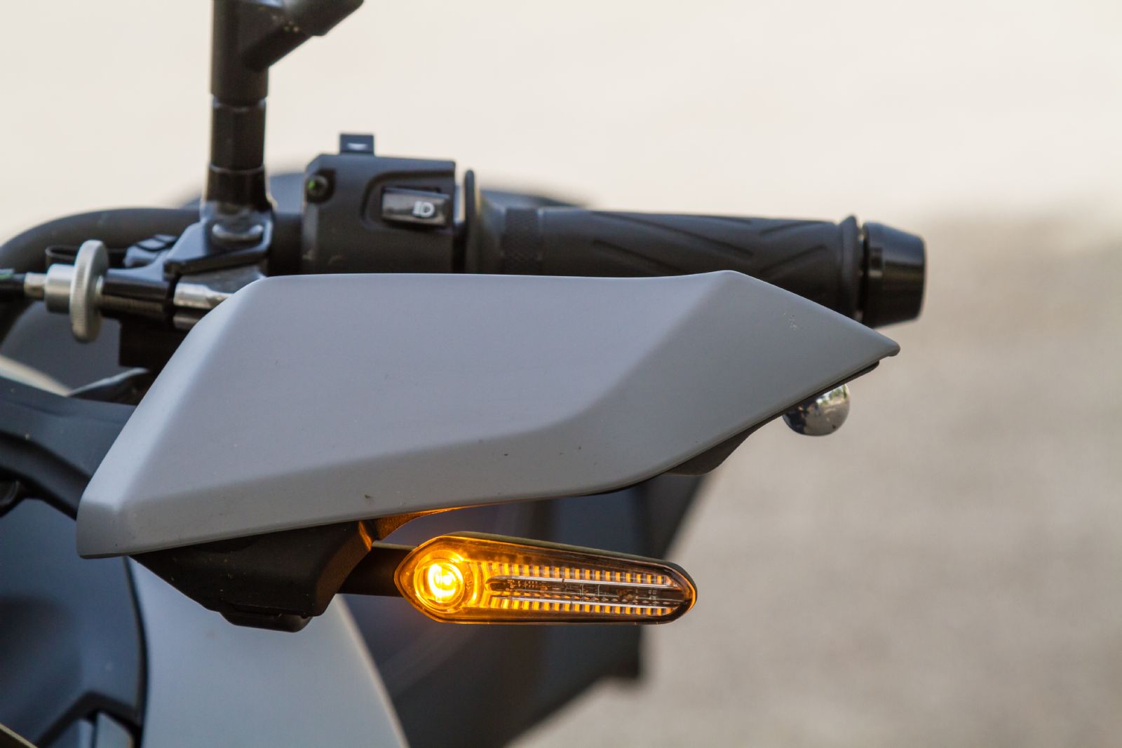 Οι χούφτες ανήκουν στον στάνταρ εξοπλισμό και νέα είναι τα LED φλας από κάτω τους.