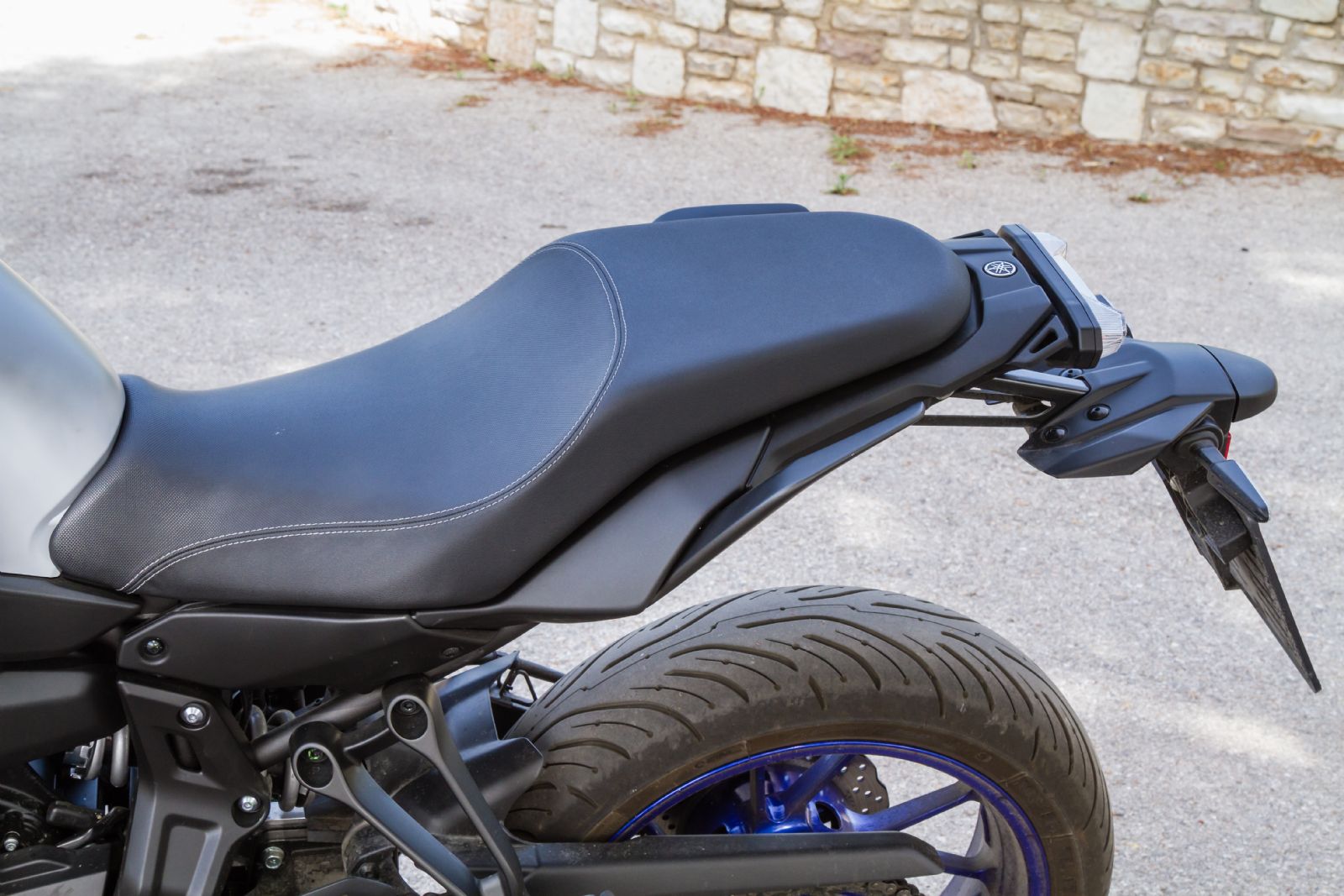 Νέα σέλα με πλουσιότερο κατά 10 χιλιοστά αφρώδες υλικό και μεγαλύτερο “σκαλοπάτι” ανάμεσα στους δυο επιβαίνοντες.