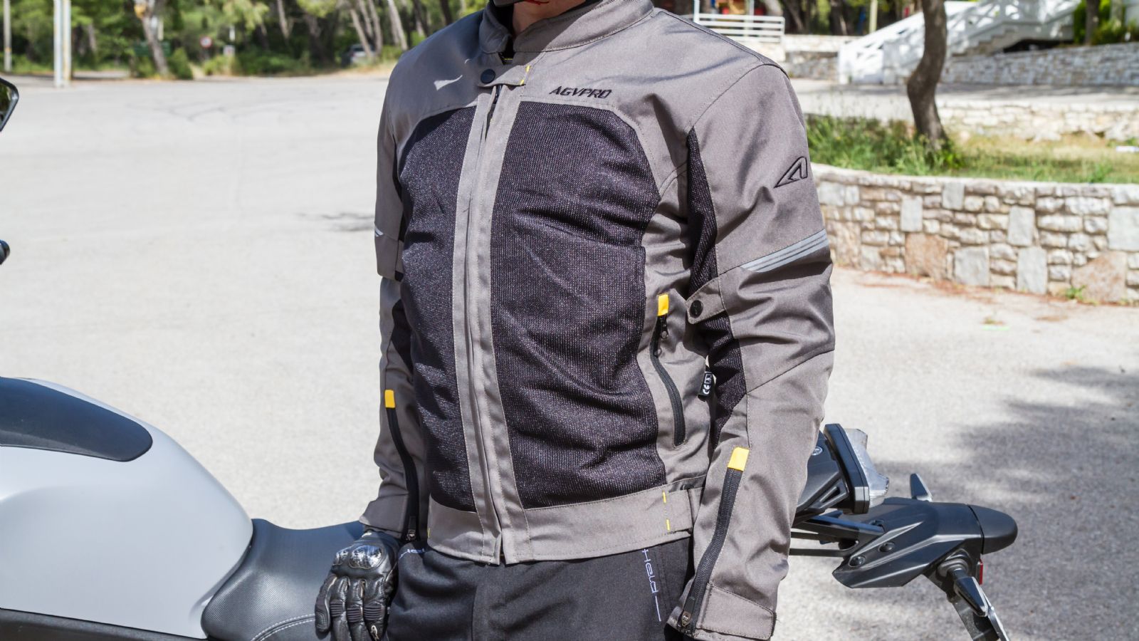 Όλο το εμπρός μέρος είναι διάτρητο.