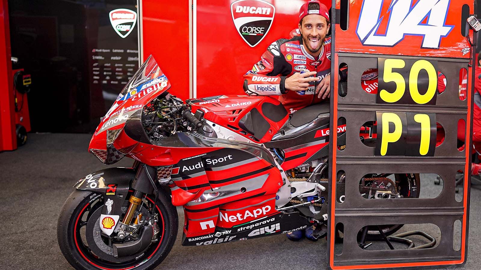 O Andrea Dovizioso, μπροστά στην Desmosedici GP20 έχοντας μόλις πετύχει την 50η νίκη της Ducati στα MotoGP. 