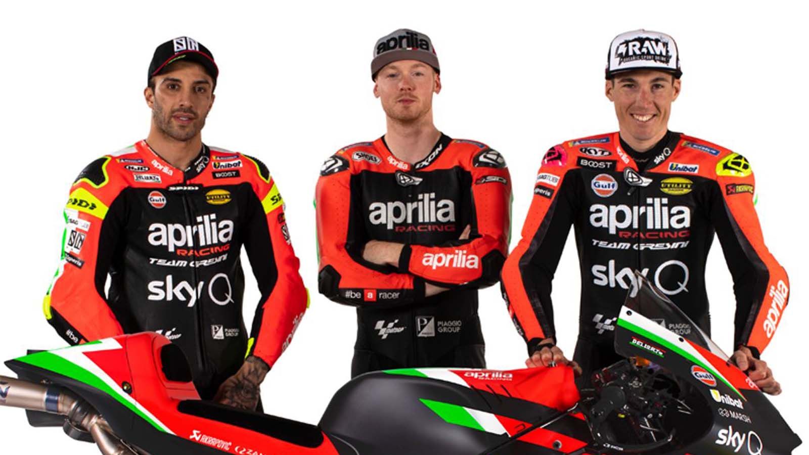 Από αριστερά: Andrea Iannone, Bradley Smith, Aleix Espargaro, στην φωτογράφηση με την μοτοσυκλέτα του 2020. 