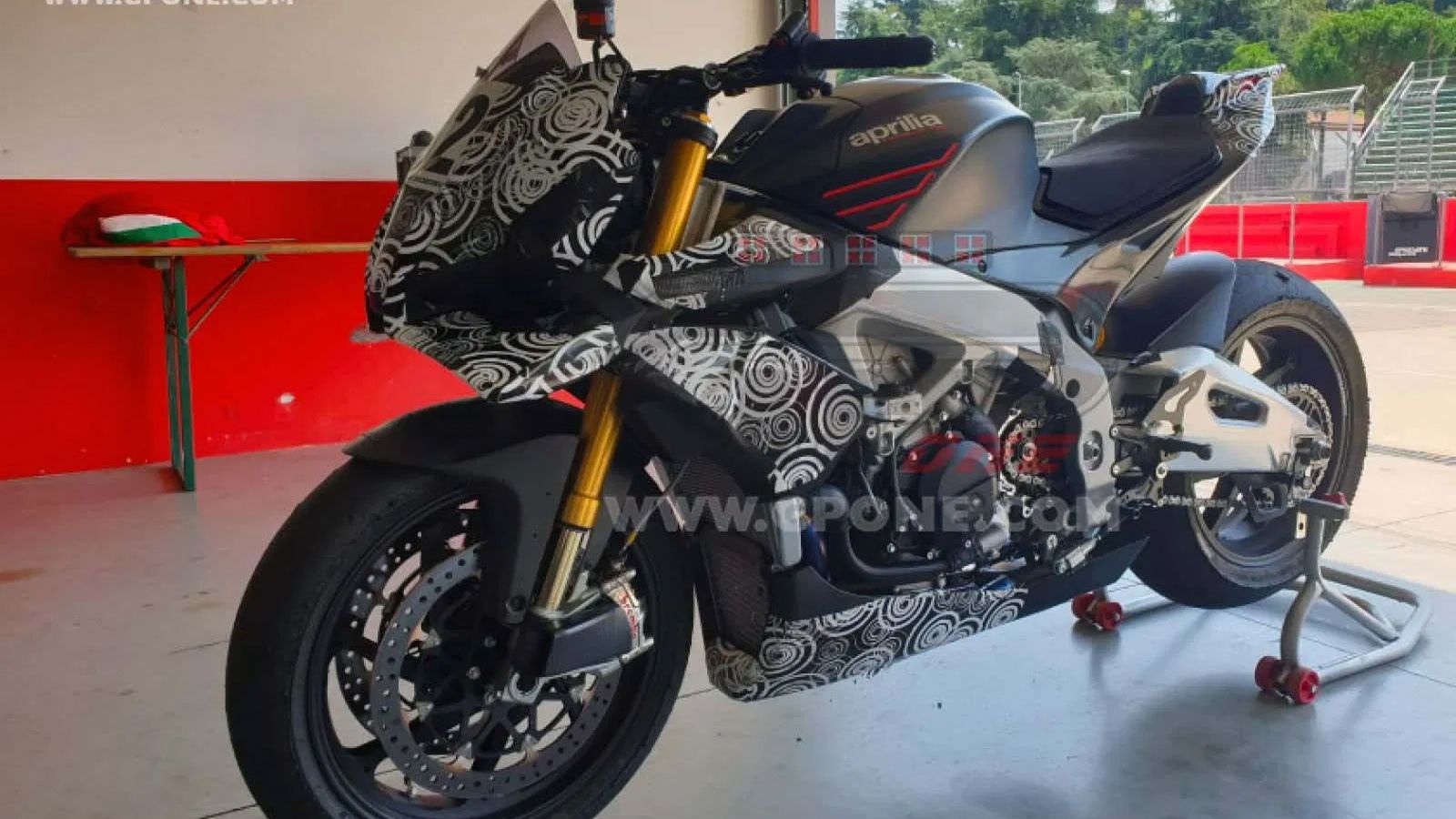 H επίμαχη φωτογραφία που δείχνει το μυστηριώδες νέο Aprilia Tuono.