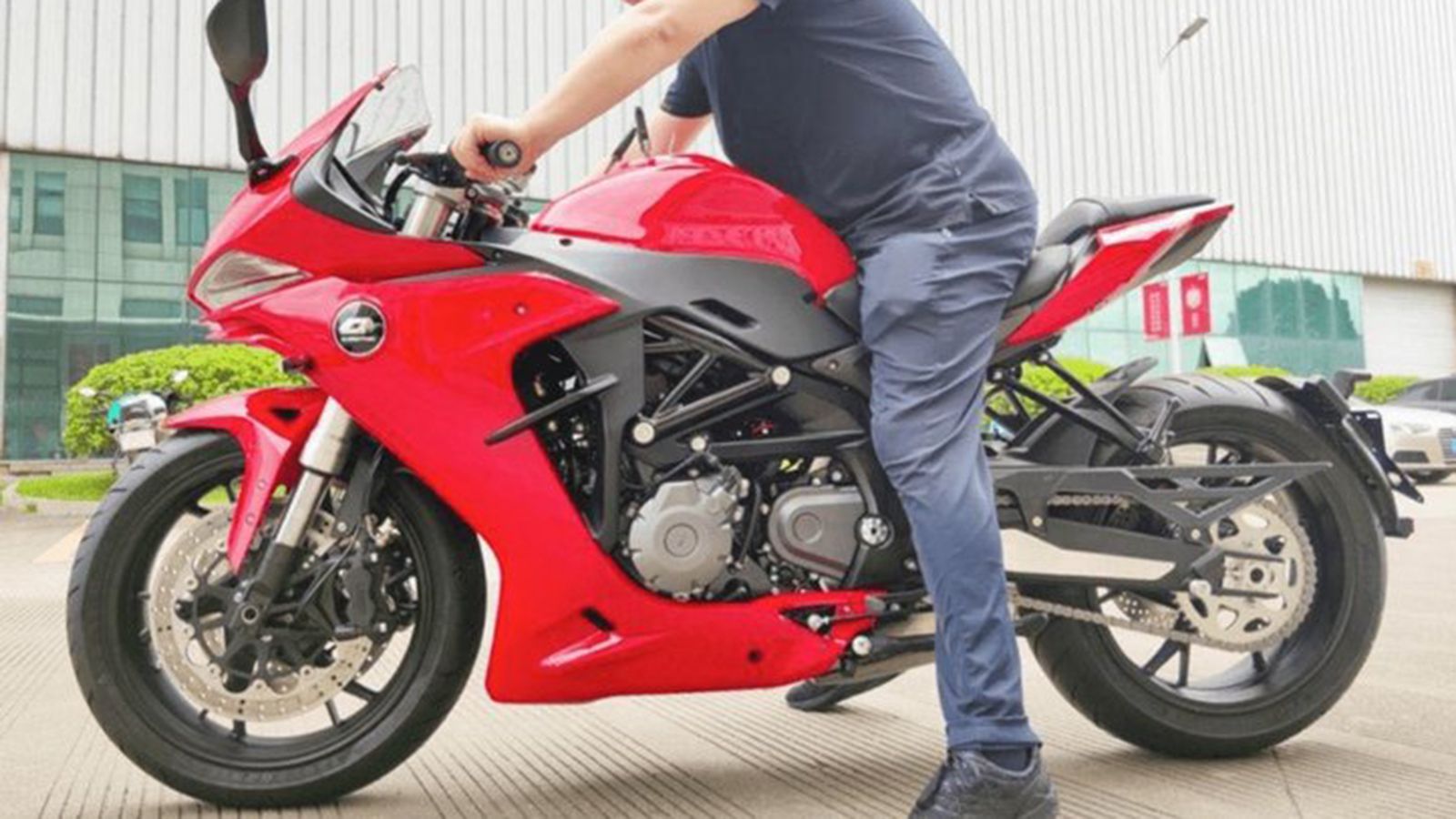 Οι δύο εν λόγω μοτοσυκλέτες: Προσέξτε το μπροστινό σύστημα αυτής...