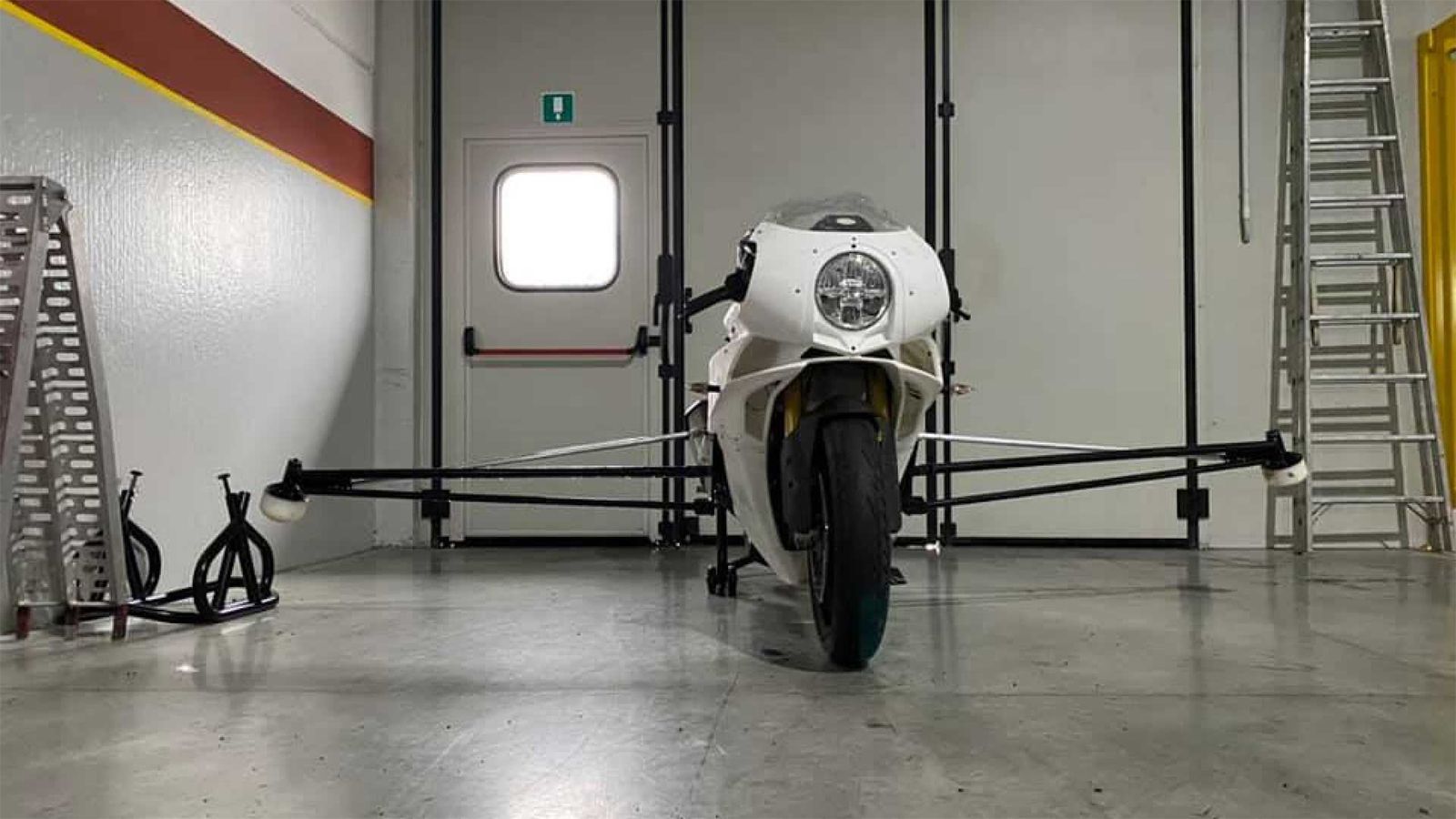 Η Bimota KB4 με τον δοκιμαστικό εξοπλισμό επάνω της. 