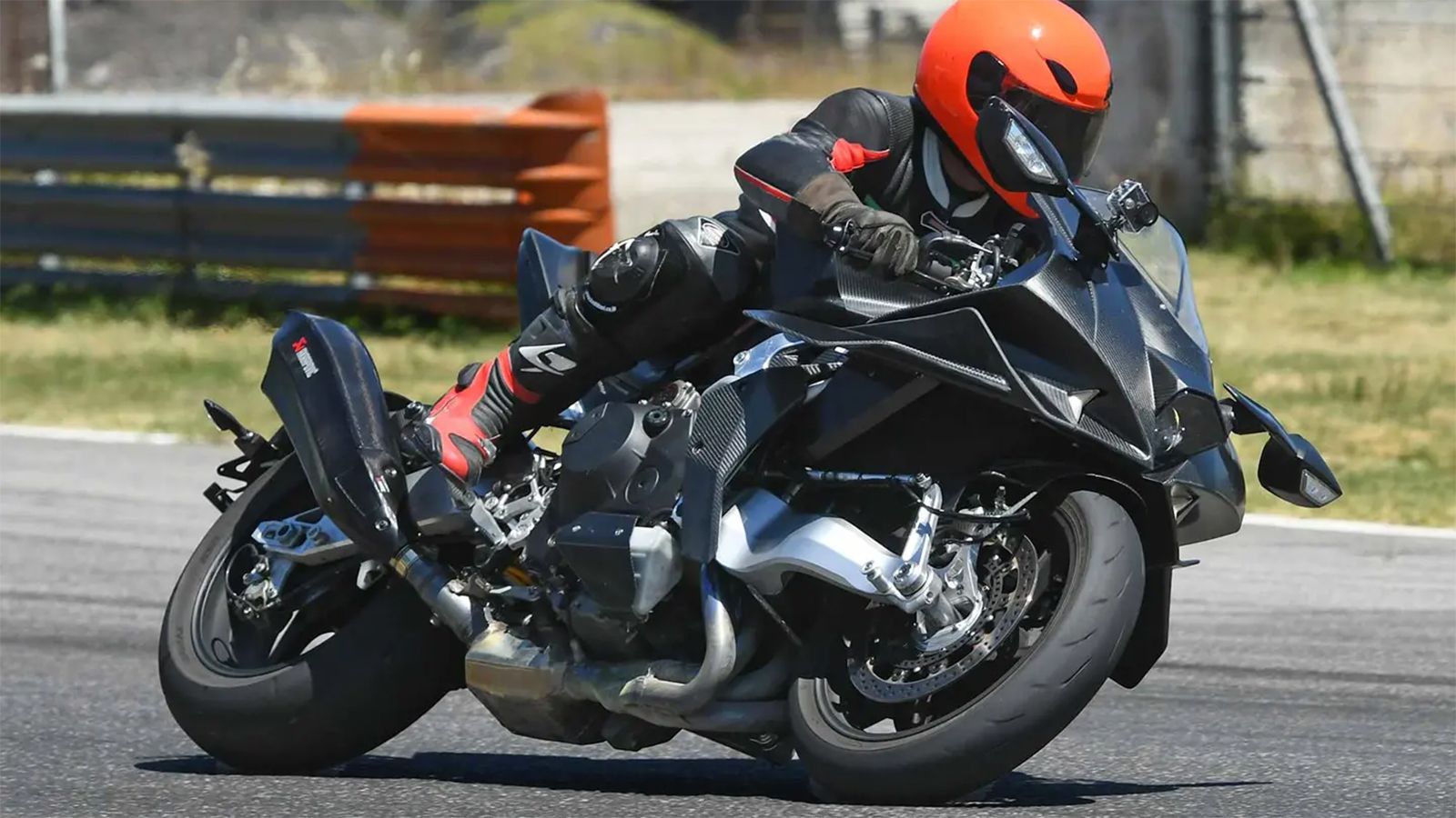 Η Bimota Tesi H2 εν δράσει, στην πίστα. 