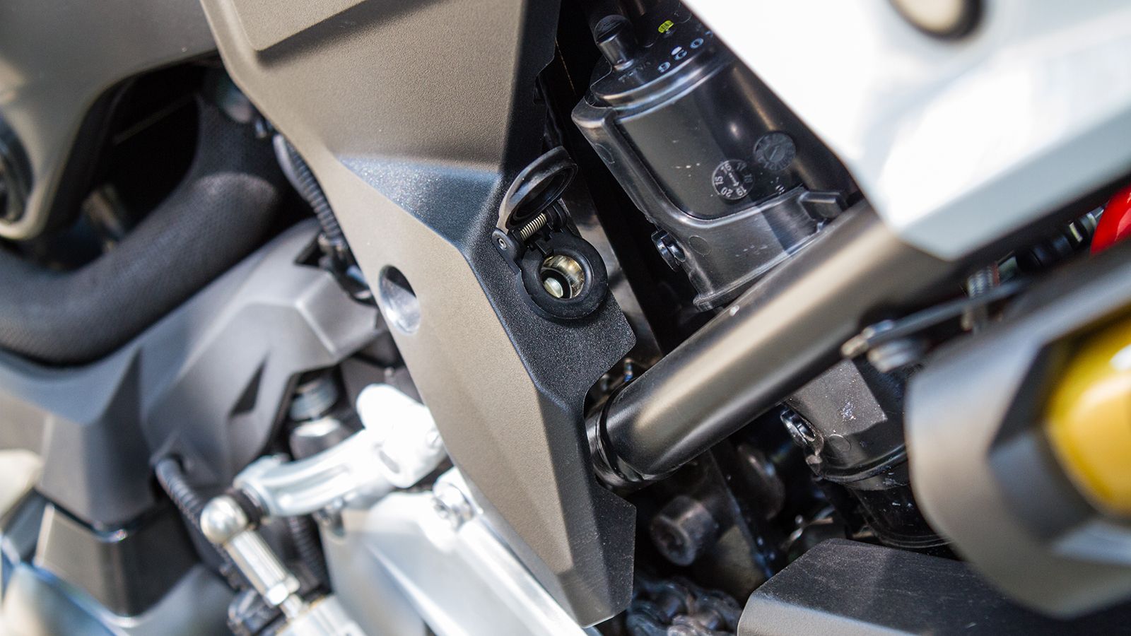 Η μοτοσυκλέτα δοκιμής είχε παροχή ρεύματος… ακόμα και στο πίσω μέρος του πλαισίου!