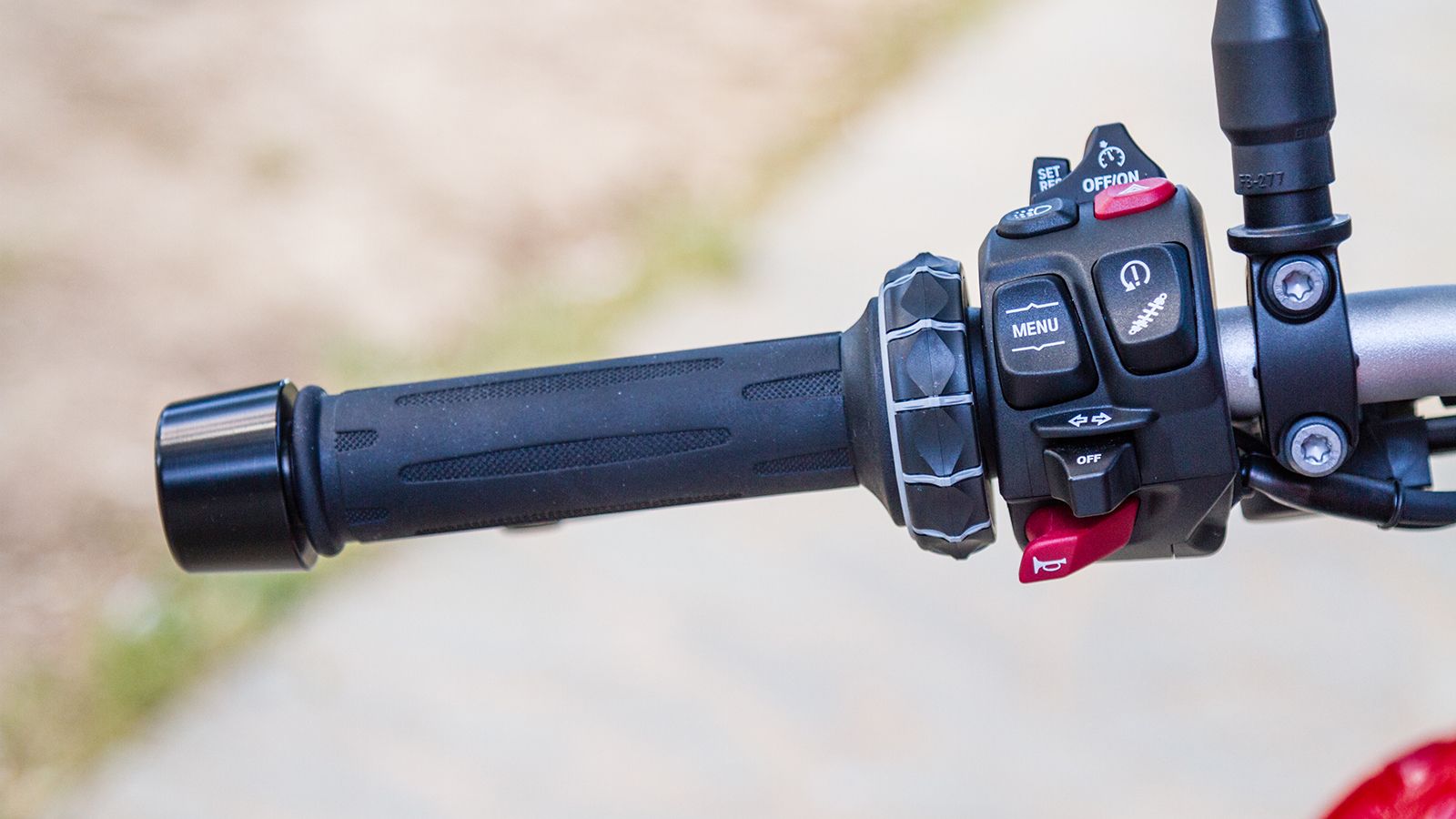 Γνώριμη η εικόνα των πολλαπλών πλήκτρων και του χαρακτηριστικού περιστροφικού πολύ-χειριστηρίου, από τα υπόλοιπα μοντέλα της BMW. 