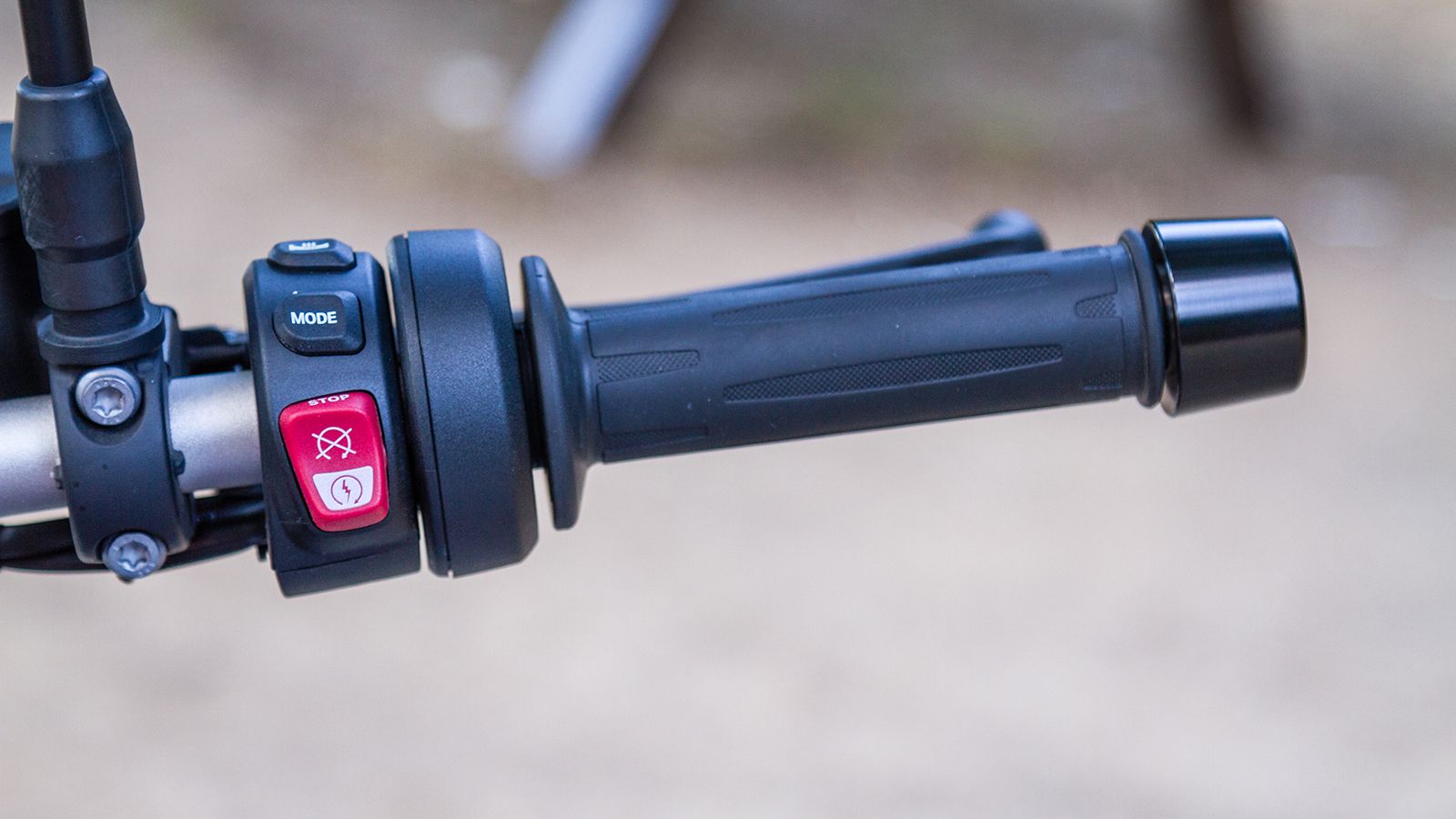 Γνώριμη η εικόνα των πολλαπλών πλήκτρων και του χαρακτηριστικού περιστροφικού πολύ-χειριστηρίου, από τα υπόλοιπα μοντέλα της BMW. 