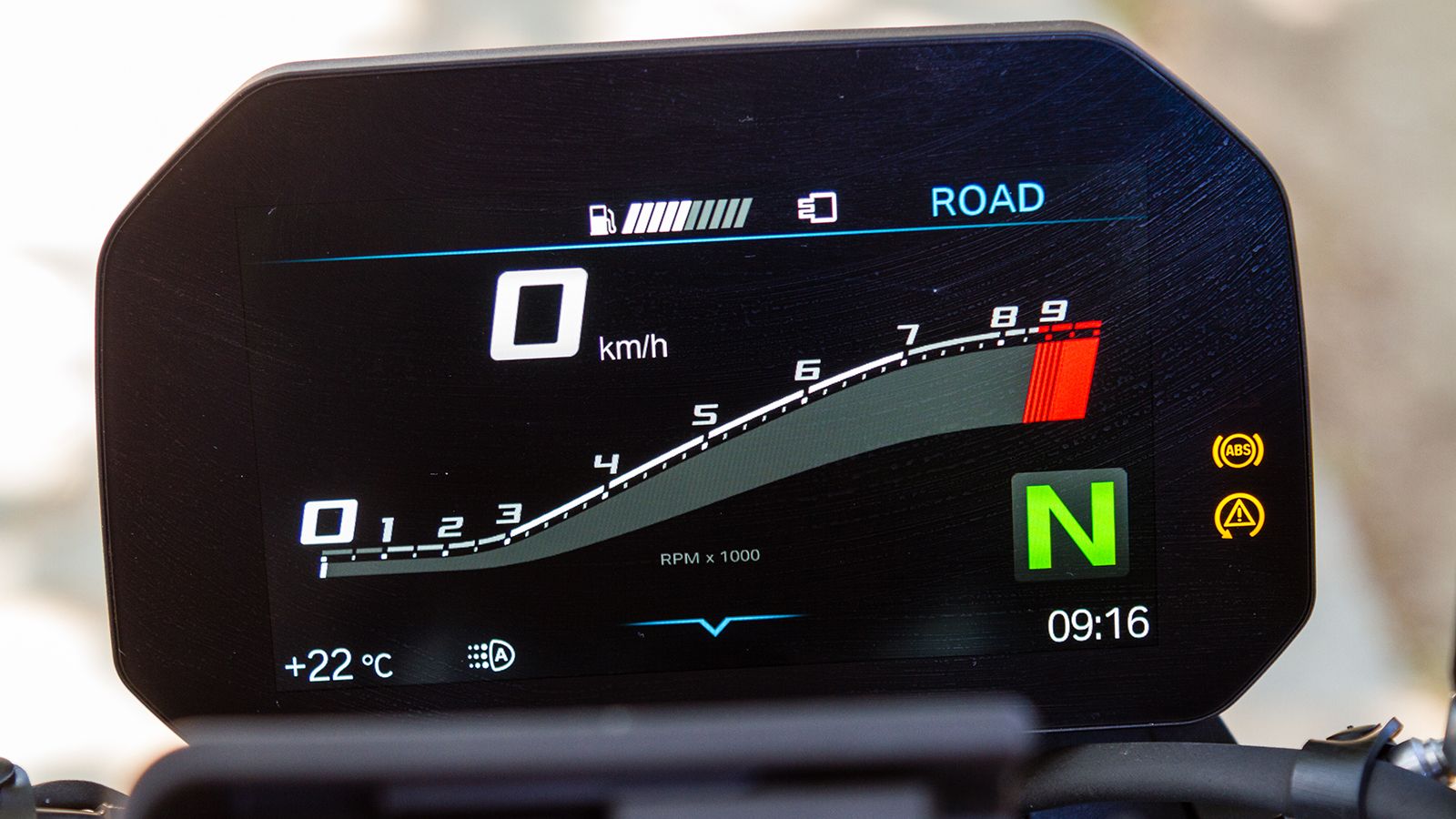 Η TFT οθόνη απεικονίζει τα πάντα, ξεκάθαρα και κατανοητά. Η sport προβολή φέρει ημικυκλικό στροφόμετρο στο επίκεντρο. Υπάρχει και κλισιόμετρο, αλλά απ