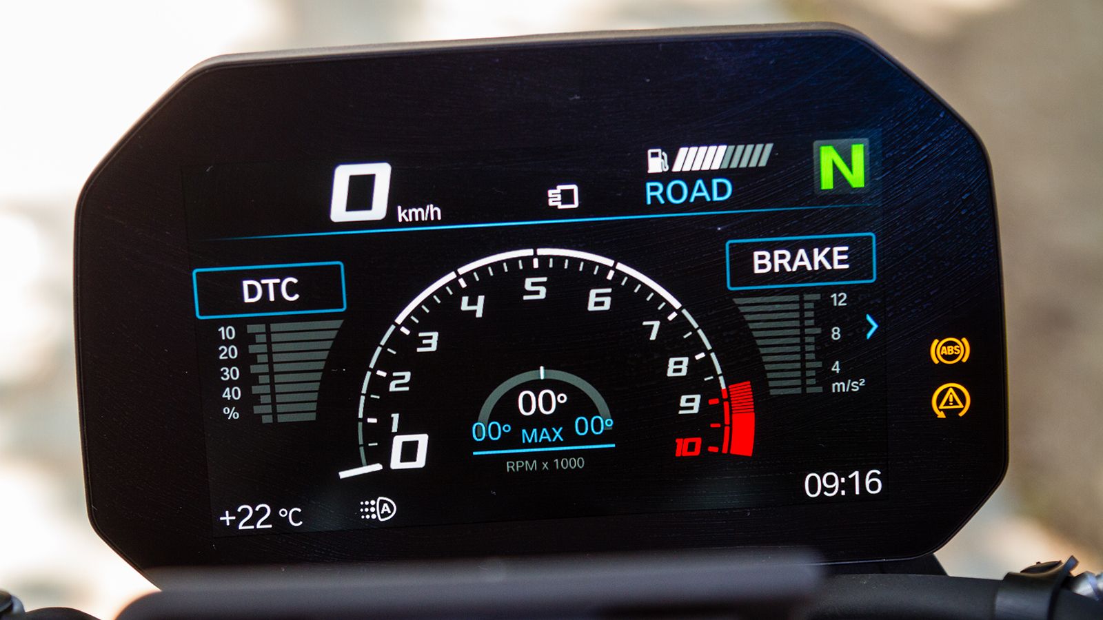 Η TFT οθόνη απεικονίζει τα πάντα, ξεκάθαρα και κατανοητά. Η sport προβολή φέρει ημικυκλικό στροφόμετρο στο επίκεντρο. Υπάρχει και κλισιόμετρο, αλλά απ