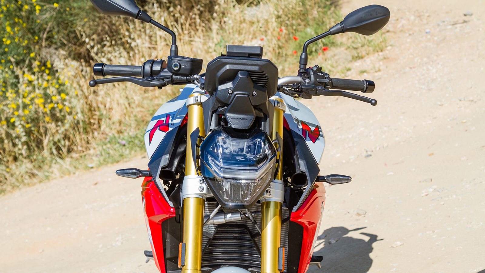 Ξεχειλίζει δυναμισμό το εμπρός μέρος. Οι εισαγωγές αέρα είναι σε κοινή θέα: Θα προτιμούσαμε να είχαν καλυφθεί περισσότερο. 