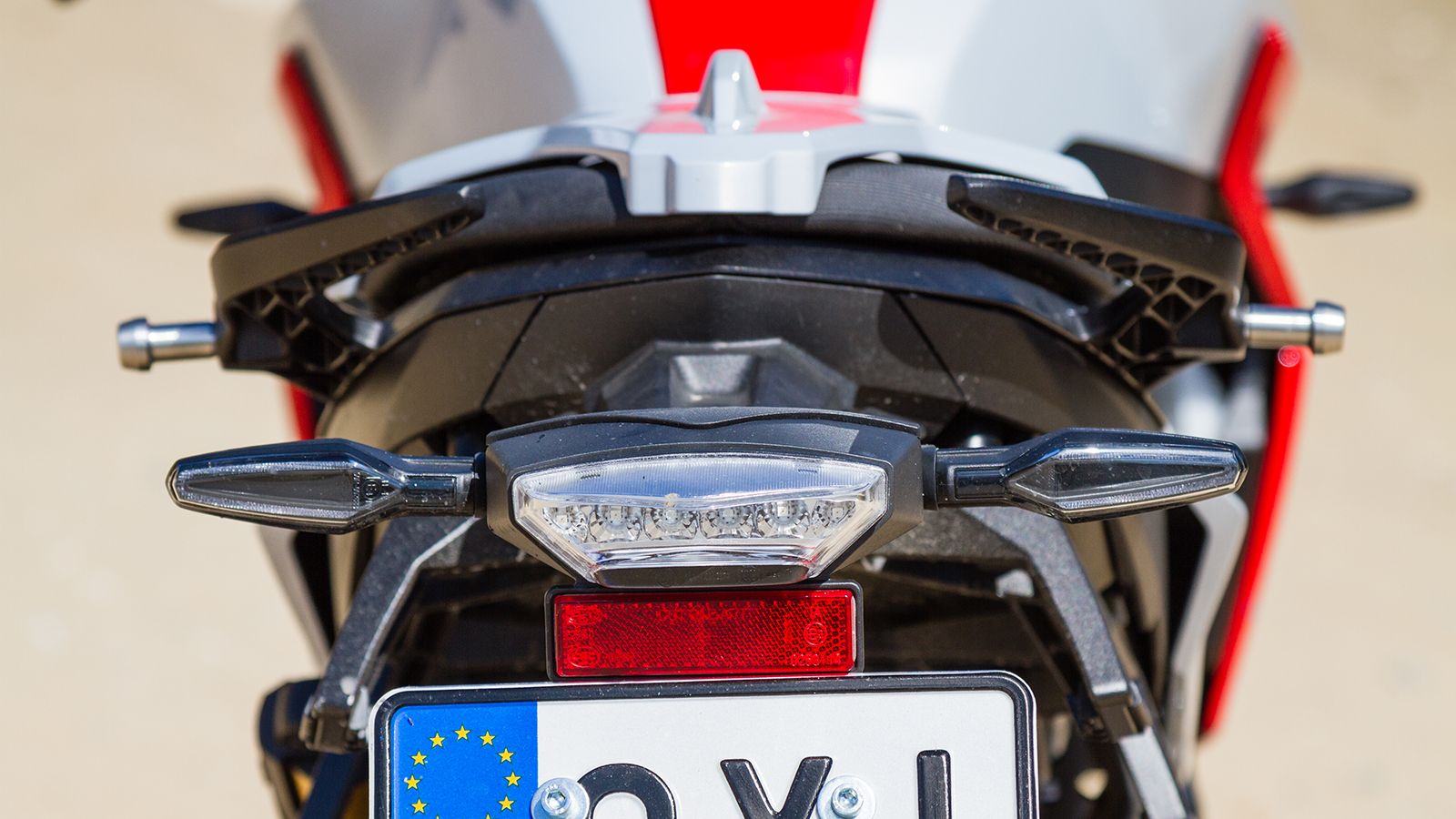 Τα φωτιστικά στο F 900 R είναι τύπου LED. 